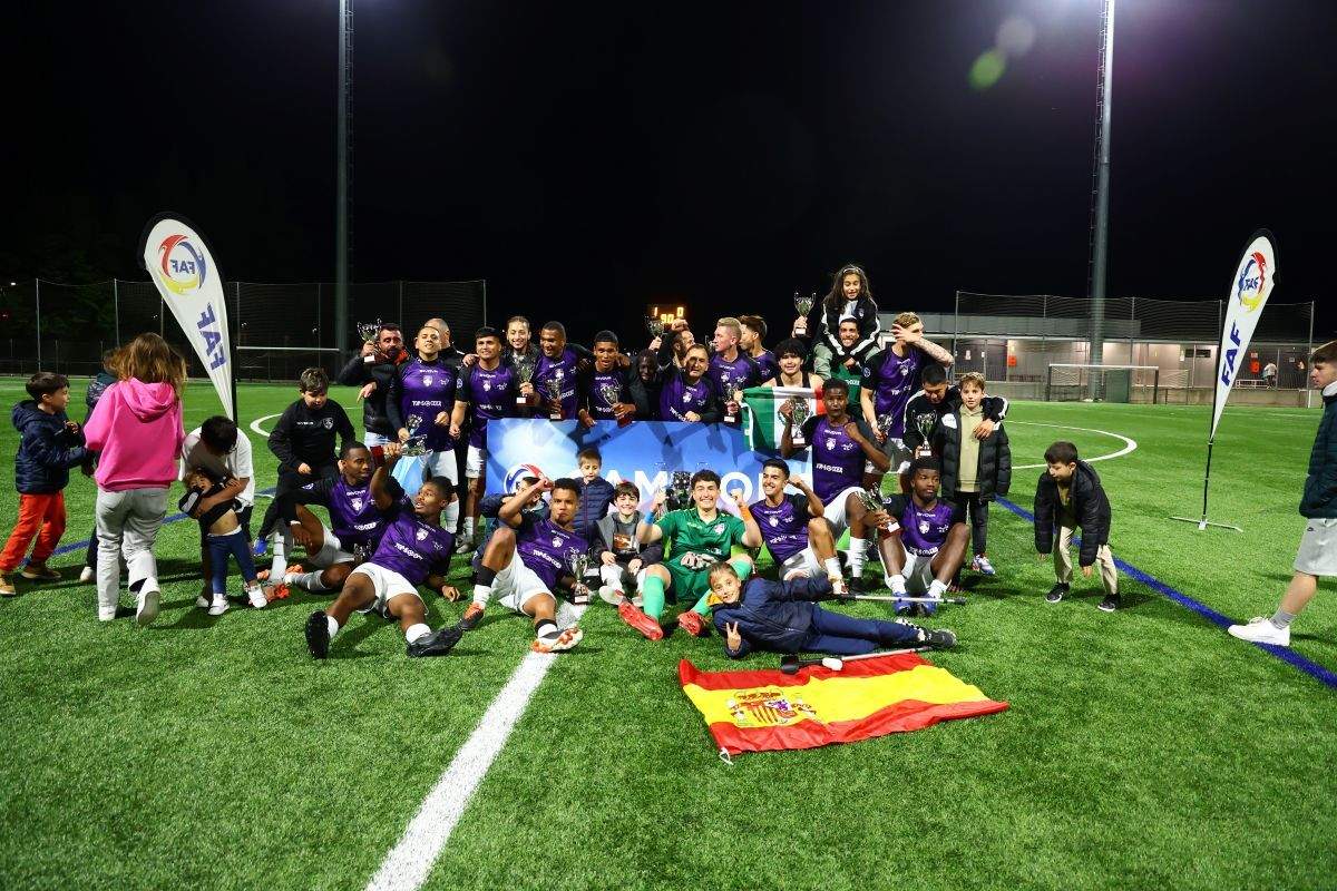 El Carroi, celebrant l'ascens amb el títol de campió de la segona divisió de futbol.