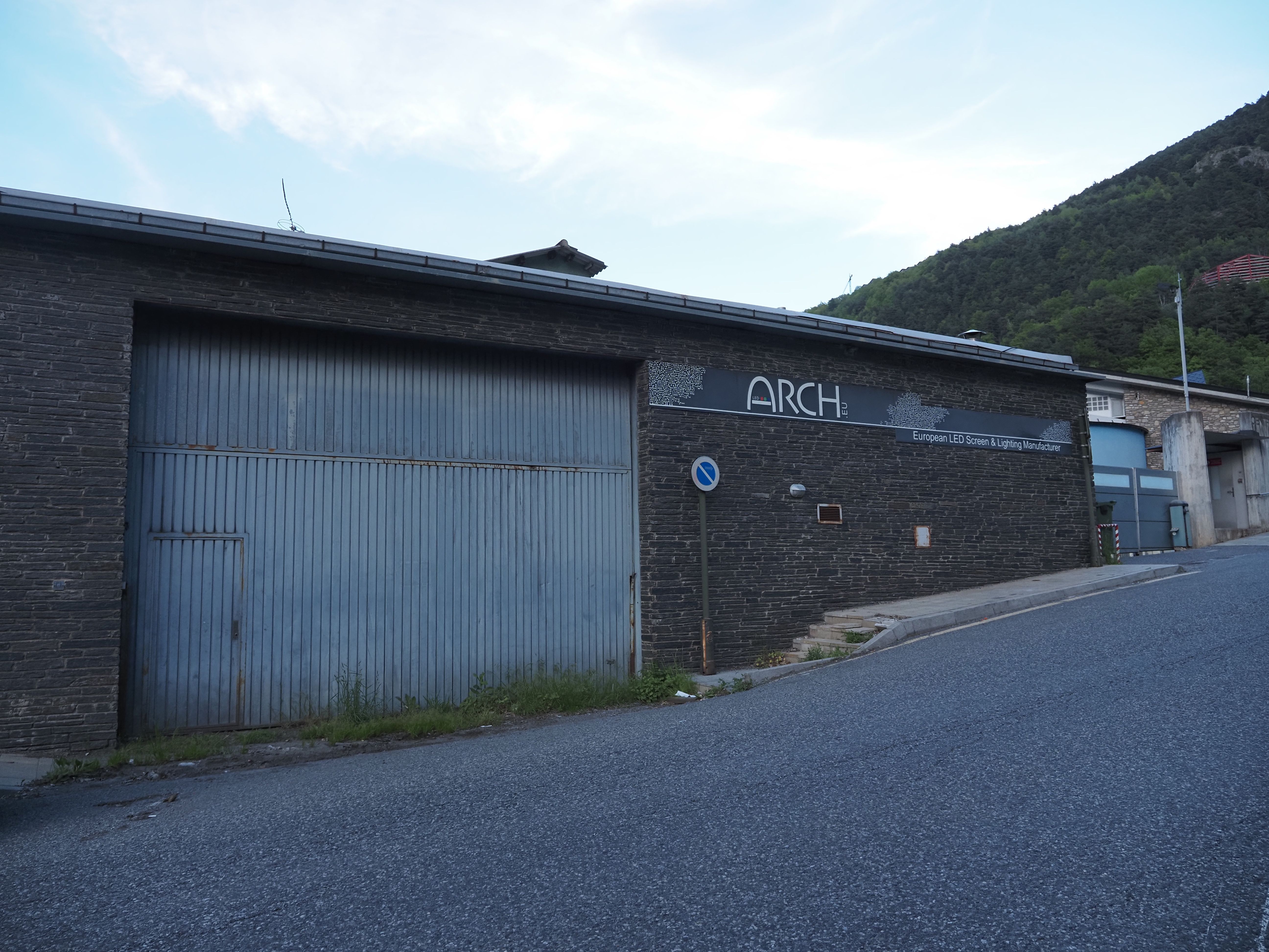 La façana de l'edifici que confronta amb la carretera de la Comella.