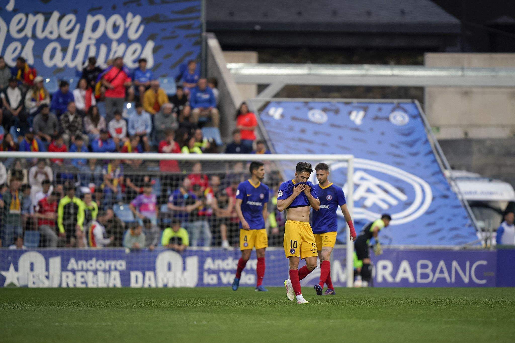 Els jugadors de l'FC Andorra, tocats després de perdre contra el Sestao al Nacional.