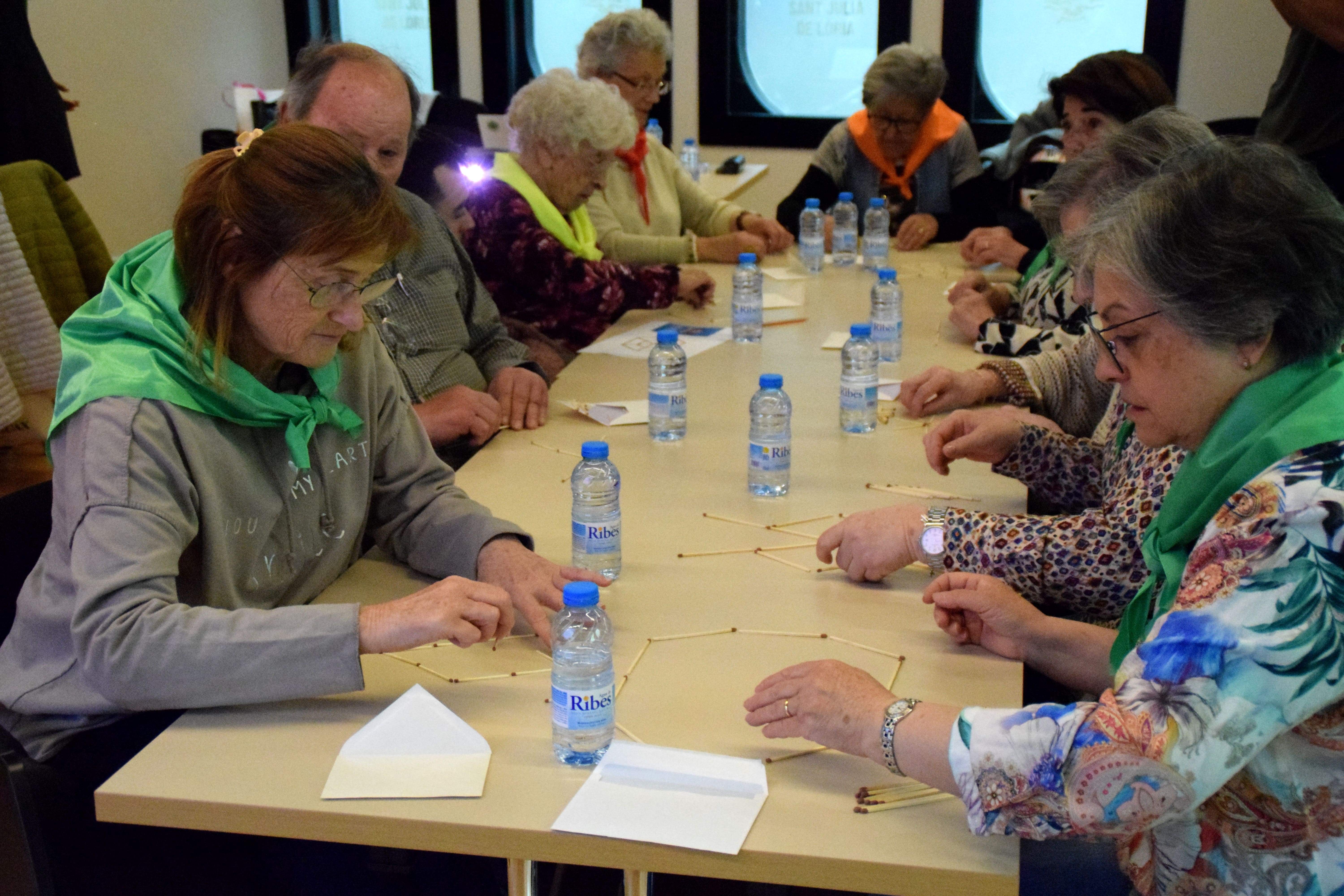 Els participants fent una de les activitats amb llumins.