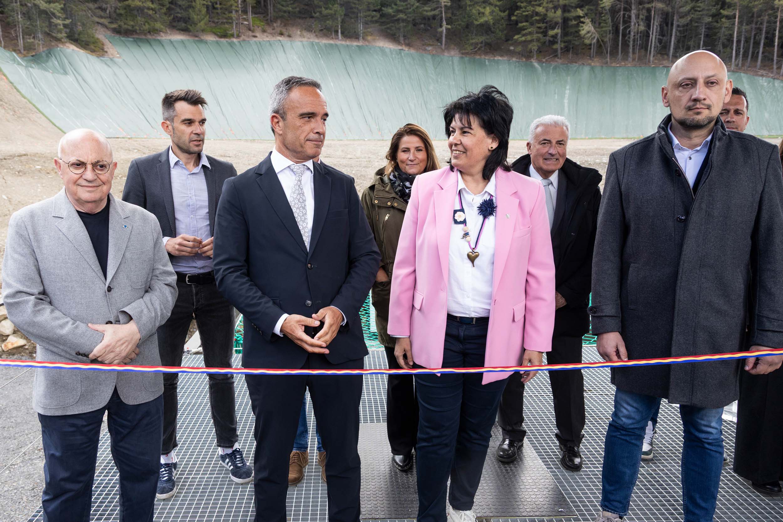 A punt de tallar la cinta. A punt de tallar la cinta.