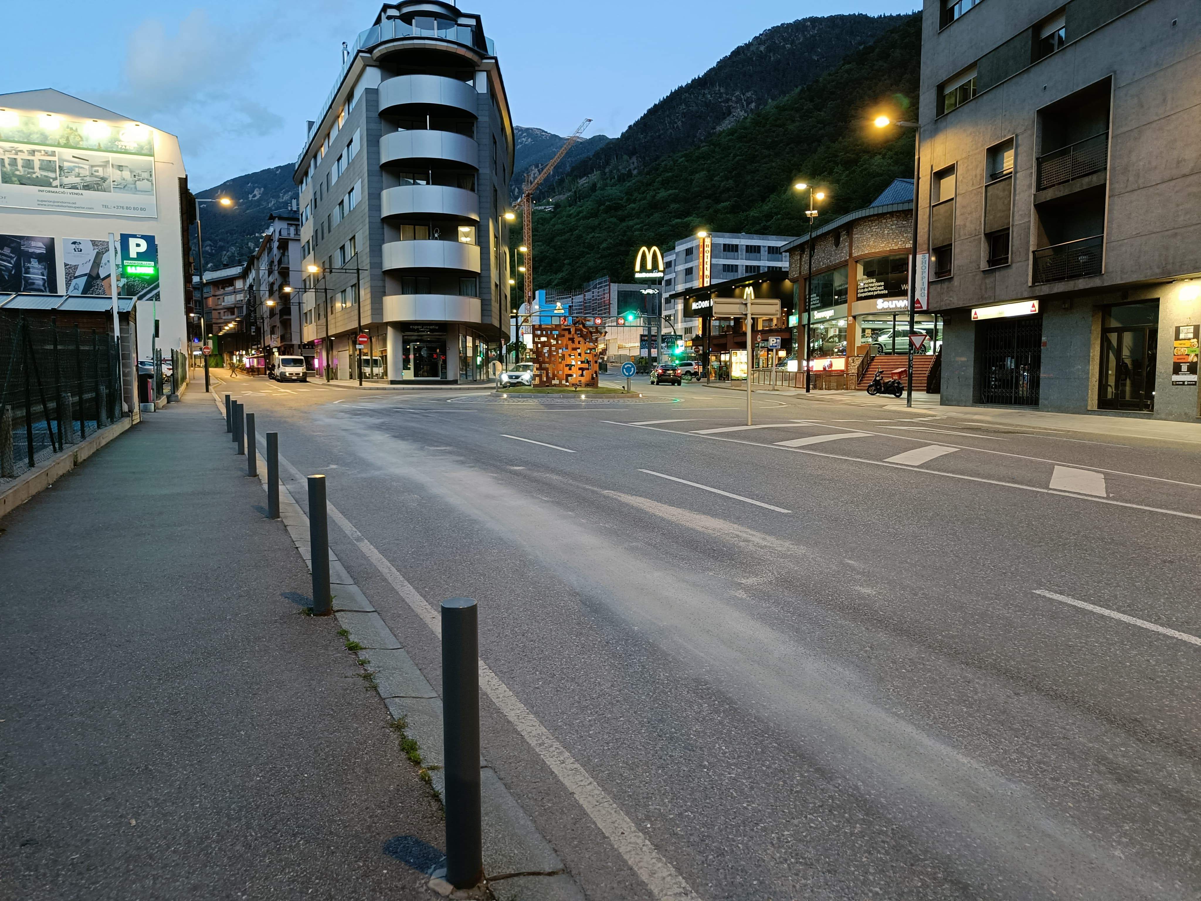 El rastre del vessament després del llançament de la sepiolita.