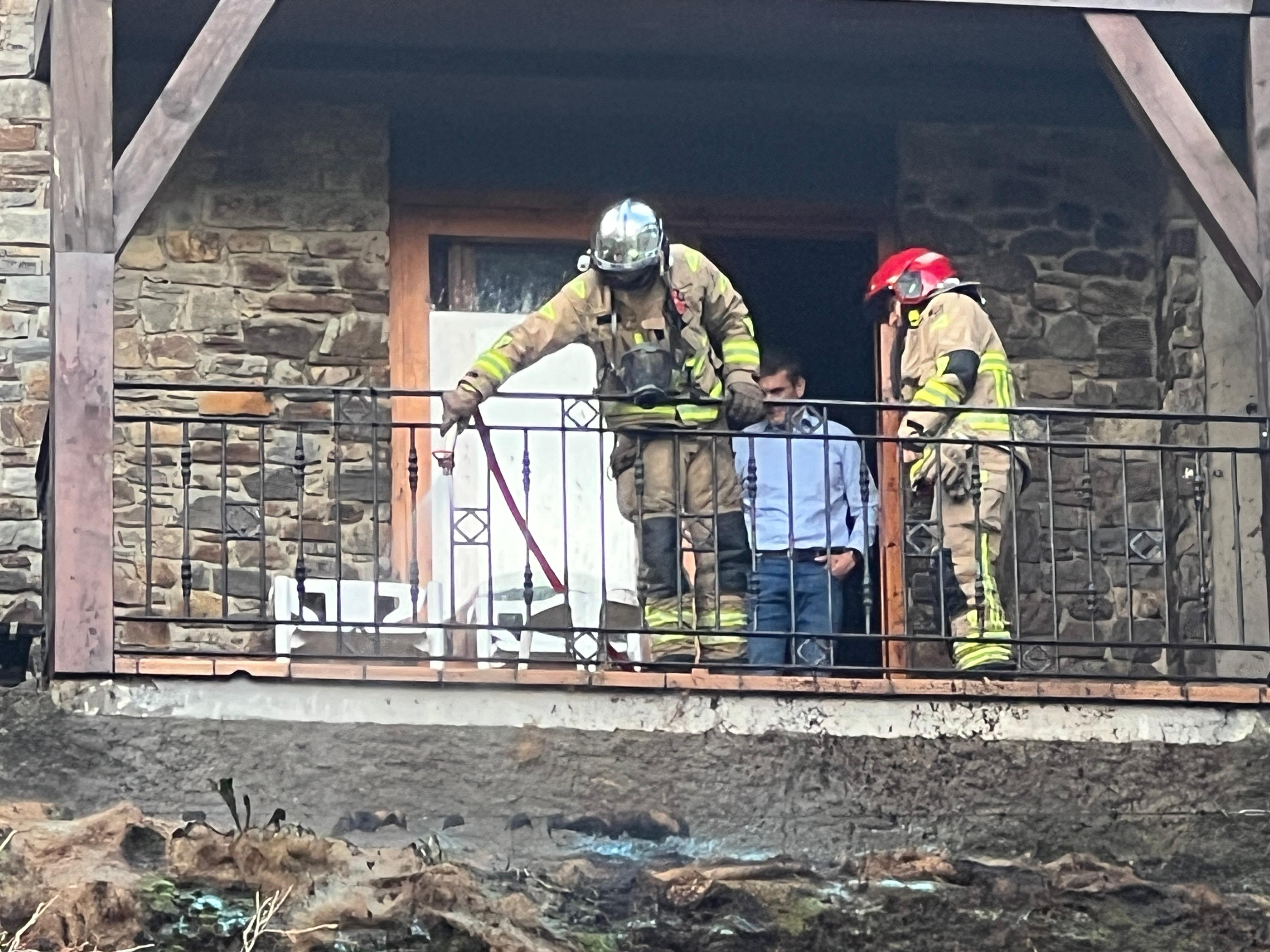 Els bombers actuant. Els bombers actuant.