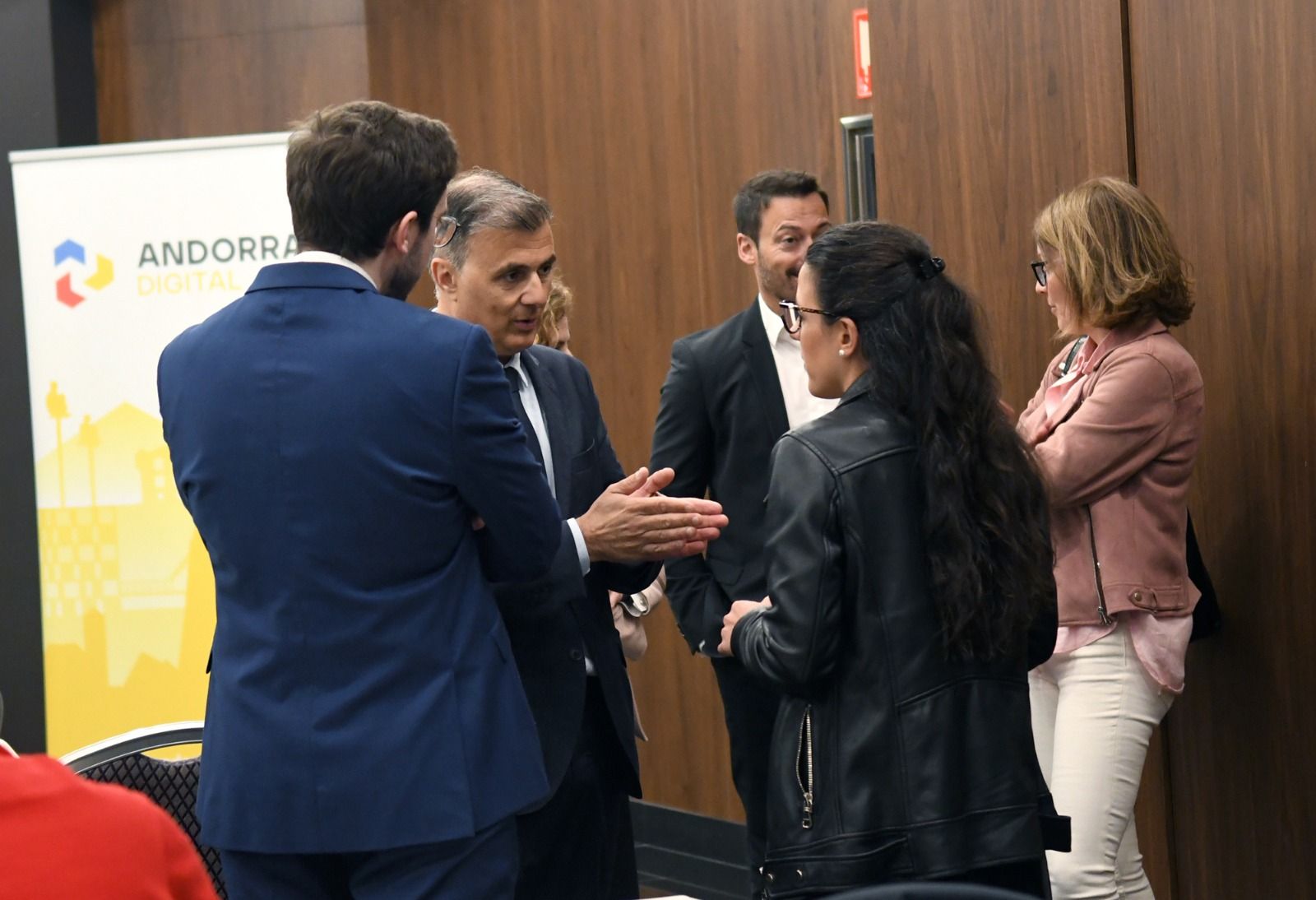 El secretari d'Estat de Transformació Digital, Marc Rosell, conversant amb alguns dels assistents. El secretari d'Estat de Transformació Digital, Marc Rosell, conversant amb alguns dels assistents.