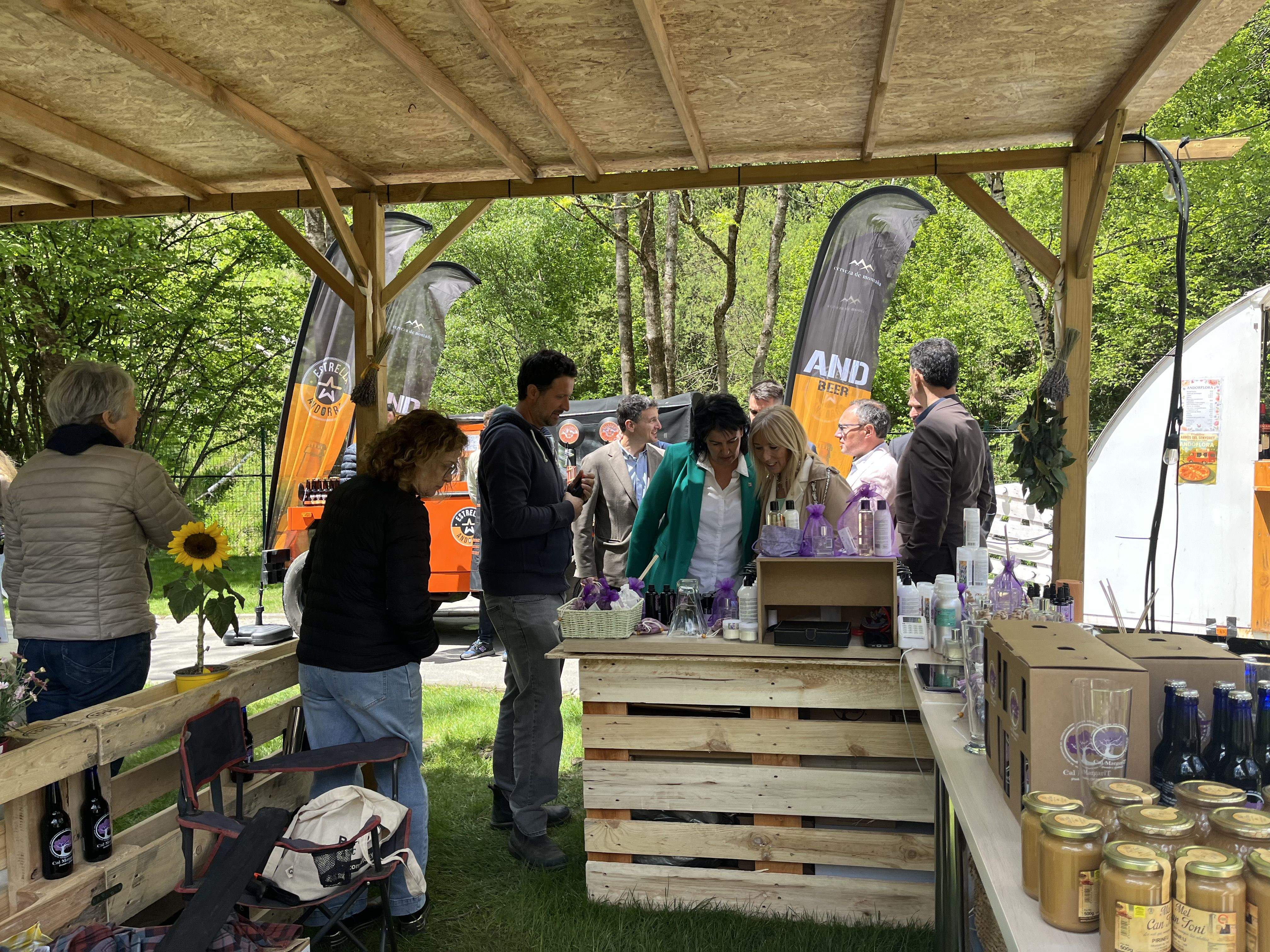 La cònsol major, Eva Sansa, i la subsíndica, Sandra Codina, mirant els productes. La cònsol major, Eva Sansa, i la subsíndica, Sandra Codina, mirant els productes.