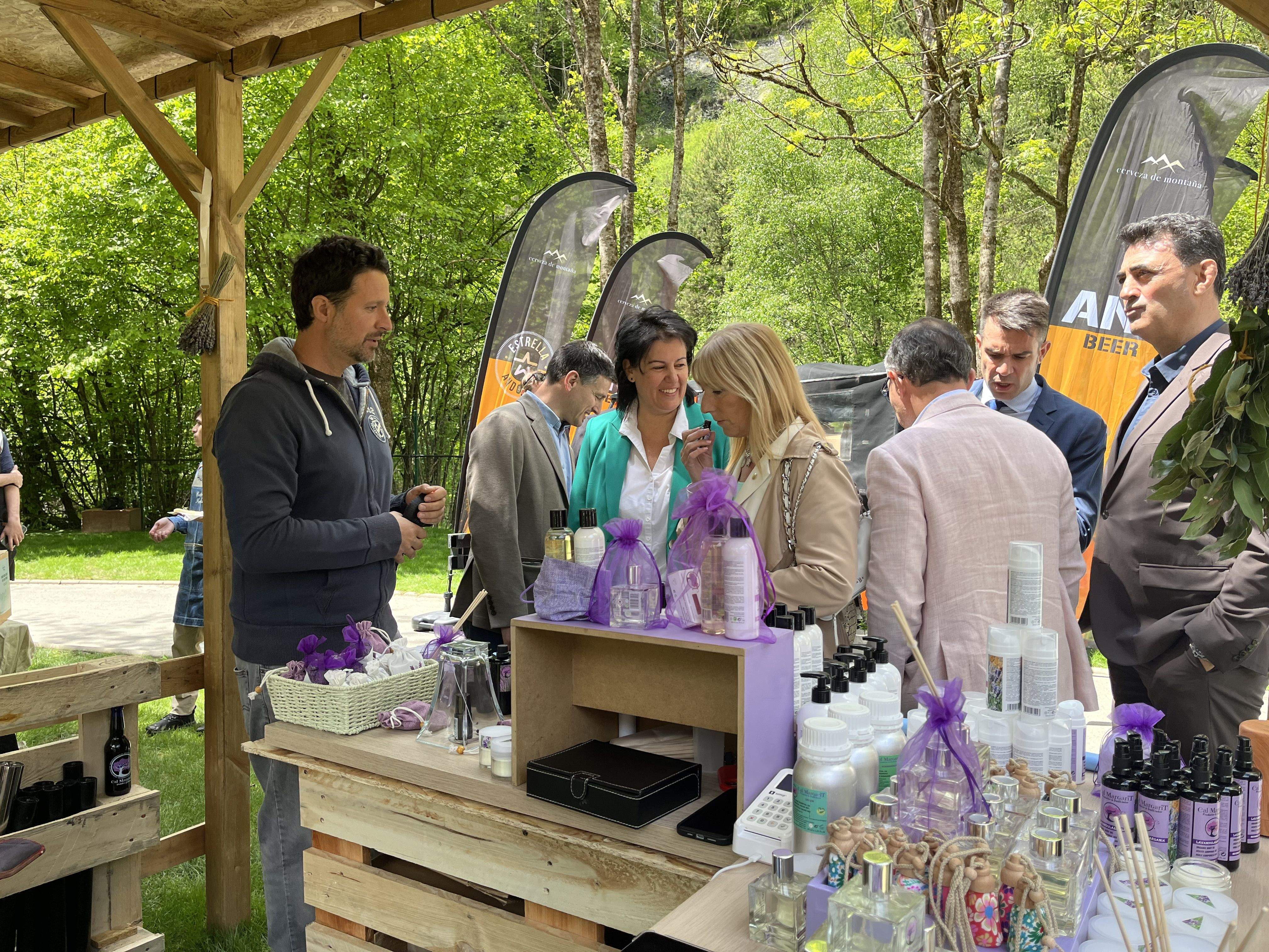 La subsíndica, Sandra Codina, mirant els productes. La subsíndica, Sandra Codina, mirant els productes.