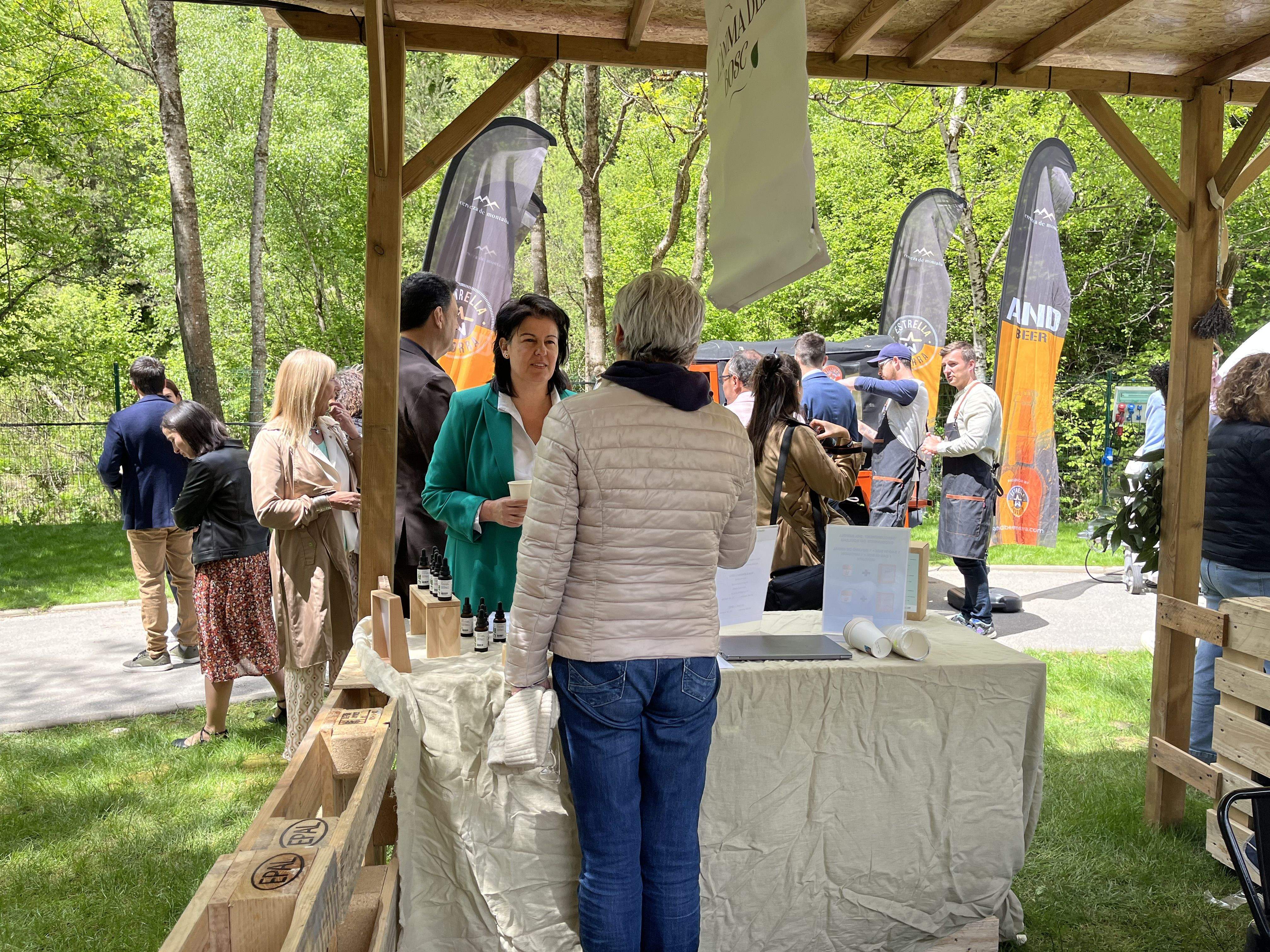 La cònsol major, Eva Sansa, parant amb una paradista. La cònsol major, Eva Sansa, parant amb una paradista.