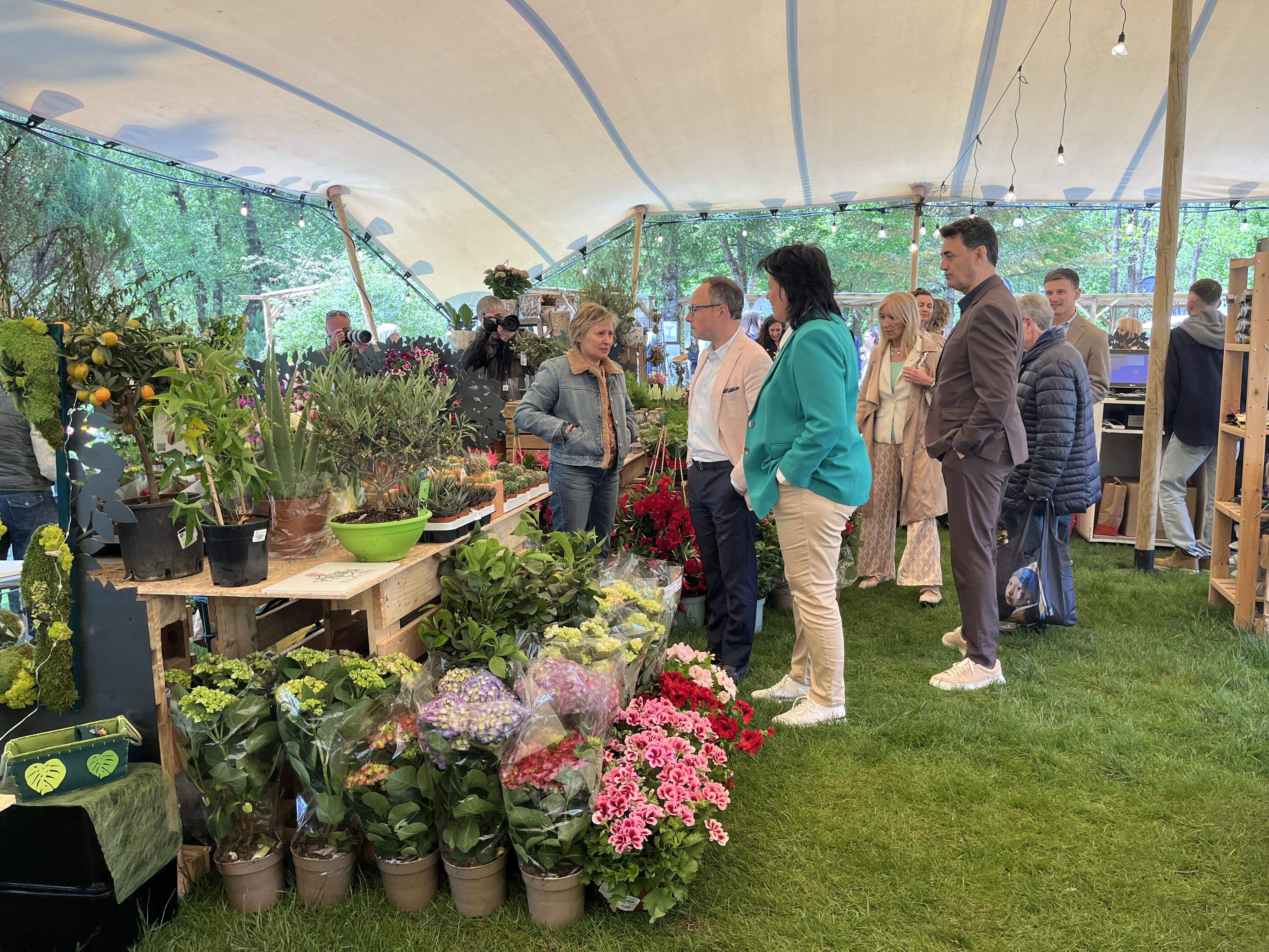 Les autoritats mirant les flors. Les autoritats mirant les flors.