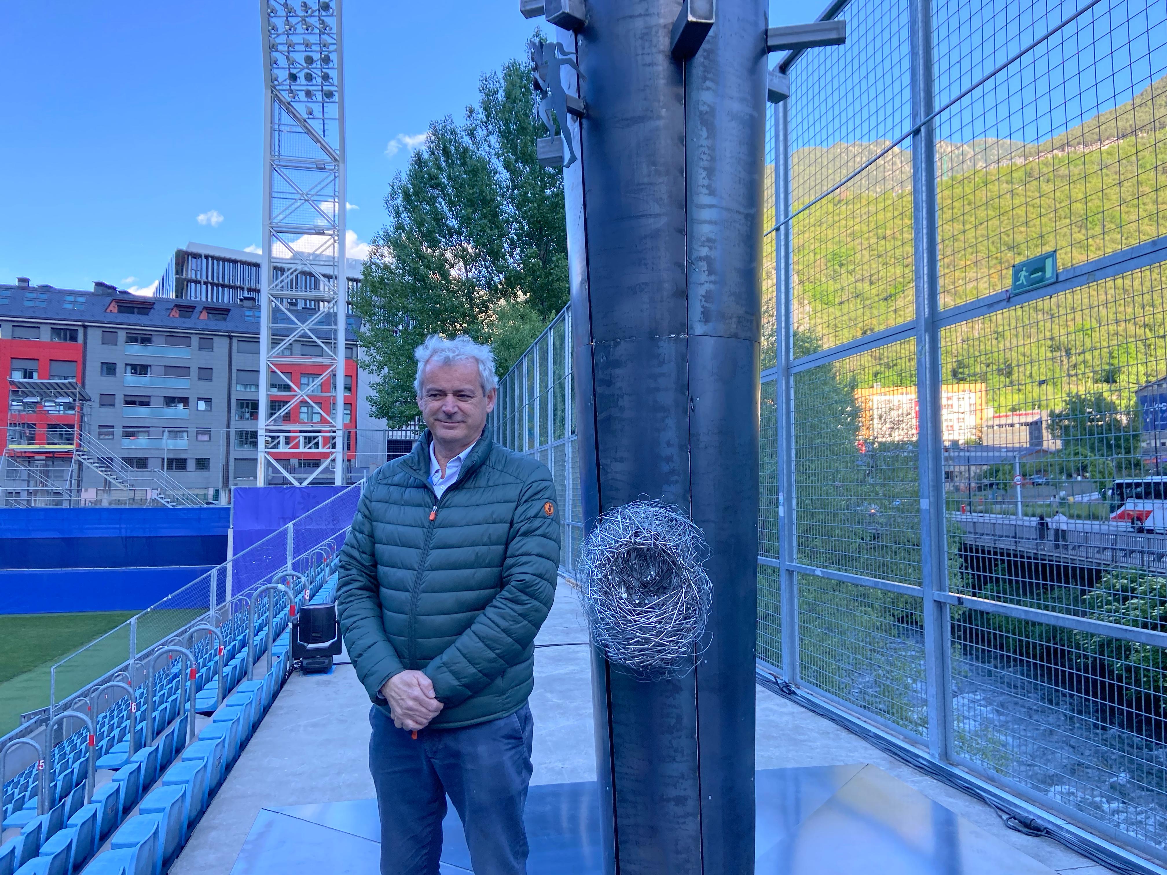 Toni Cruz, al costat del niu que s'ha representat al peveter. 