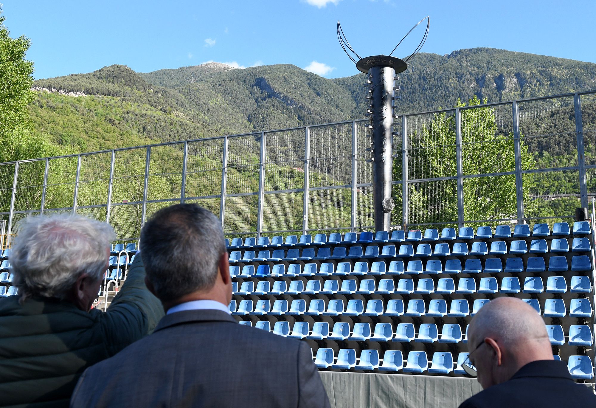 L'artista Toni Cruz, explicant l'estructura del peveter al secretari d'Estat. 