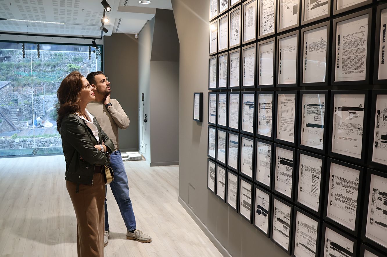 Dos visitanta de l'efímera exposició.