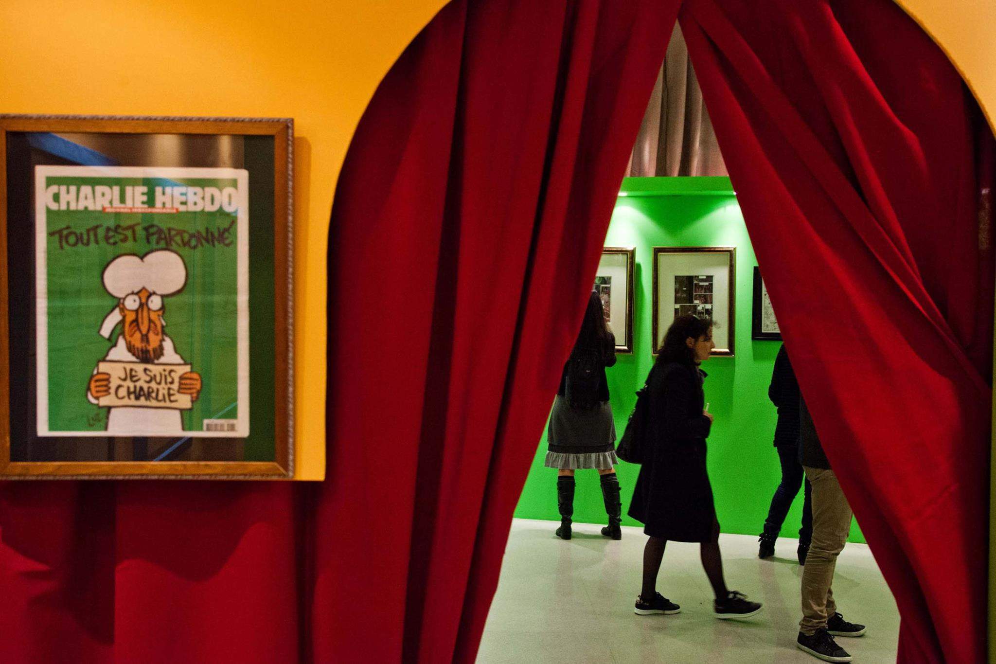 La portada de 'Charlie Hebdo' (esquerra) penjada en el Saló del Còmic del maig del 2015 a la Closeta de la Massana.