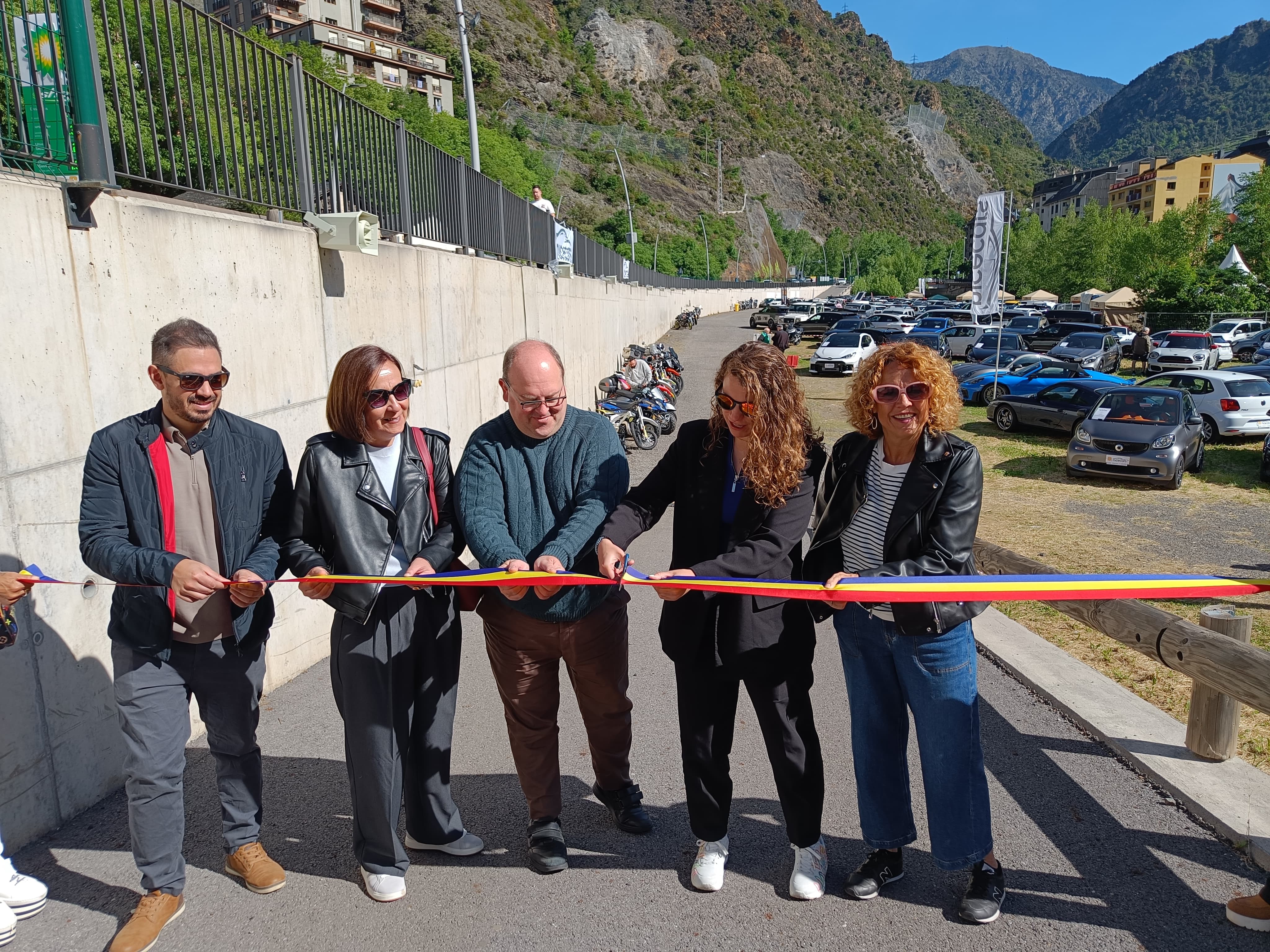 Les autoritats tallant la cinta per inaugurar la fira del vehicle d'ocasió. // M. P. Les autoritats tallant la cinta per inaugurar la fira del vehicle d'ocasió. // M. P.