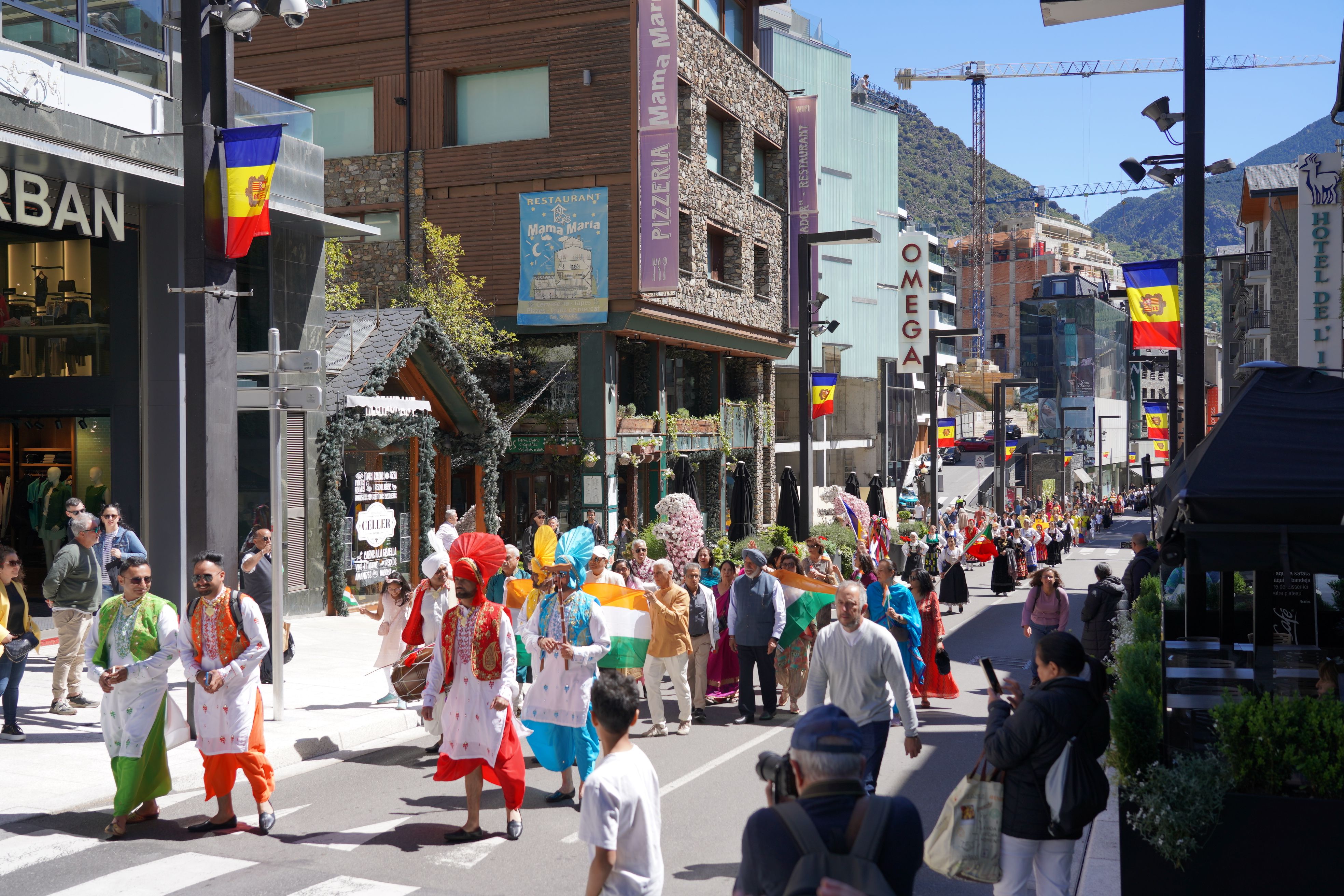 Cercavila per l'avinguda Meritxell de les diferents entitats del país.