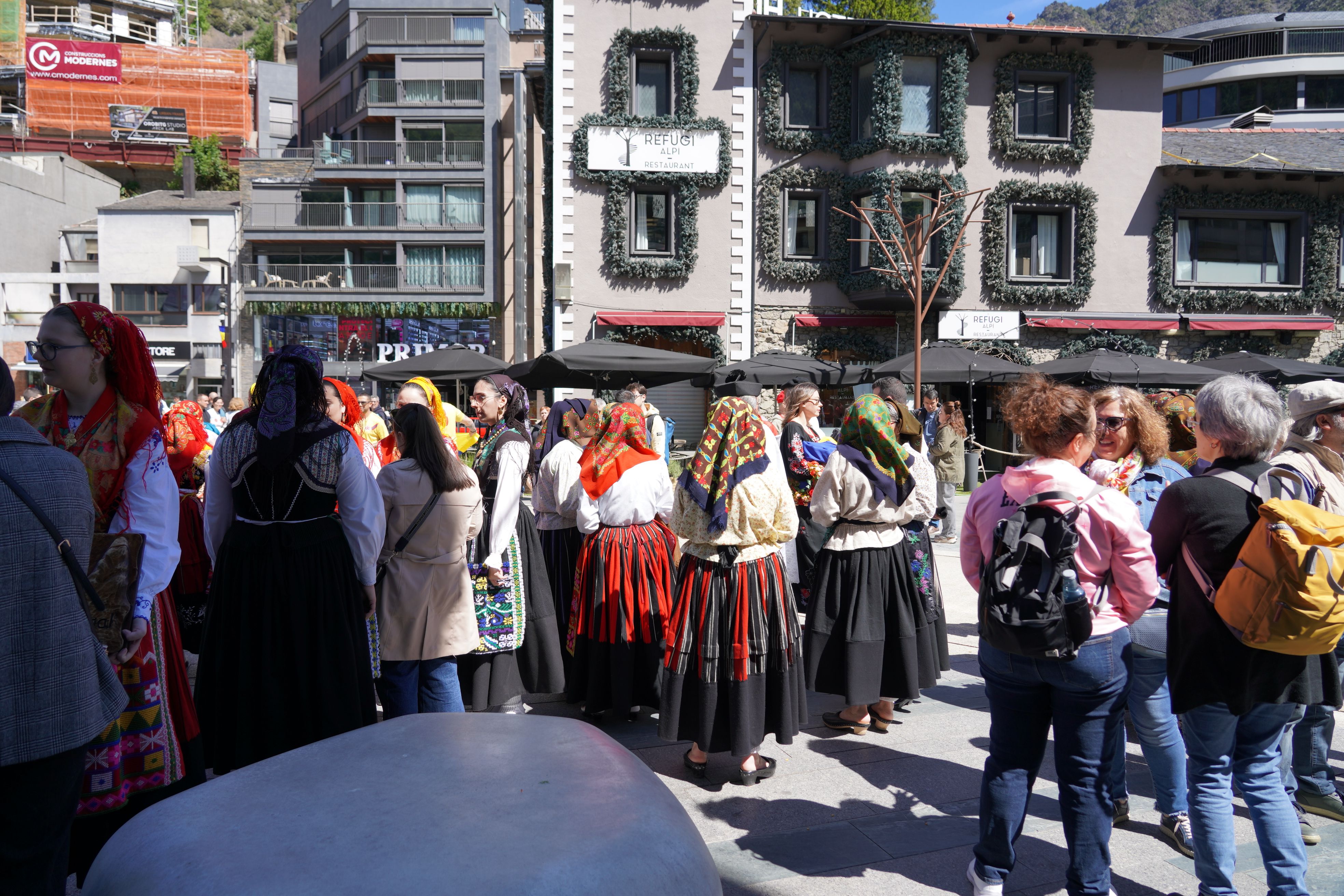 Tothom preparat a la plaça de la Rotonda. Tothom preparat a la plaça de la Rotonda.