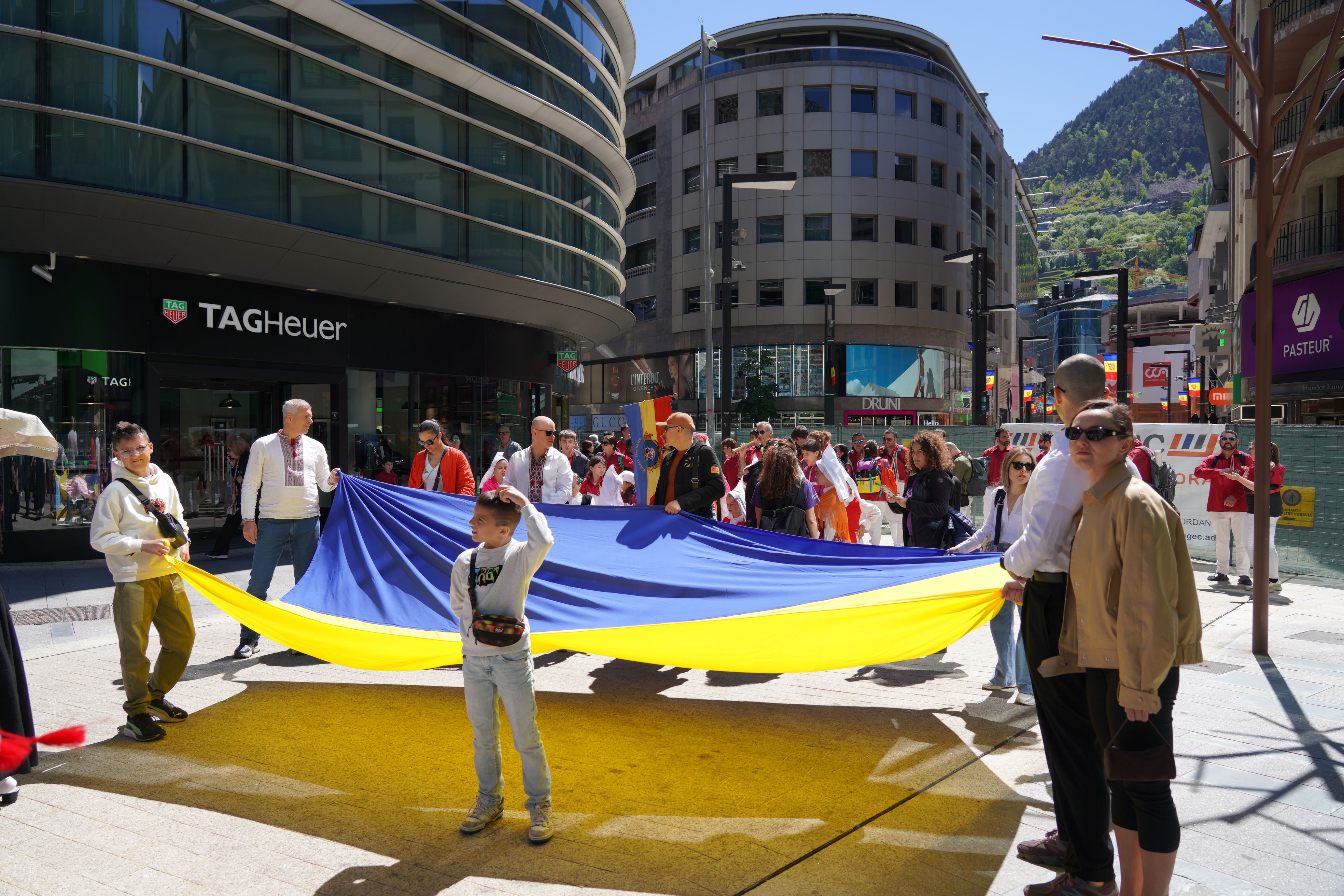 La comunitat ucraïnesa, llesta per a desfilar. La comunitat ucraïnesa, llesta per a desfilar.