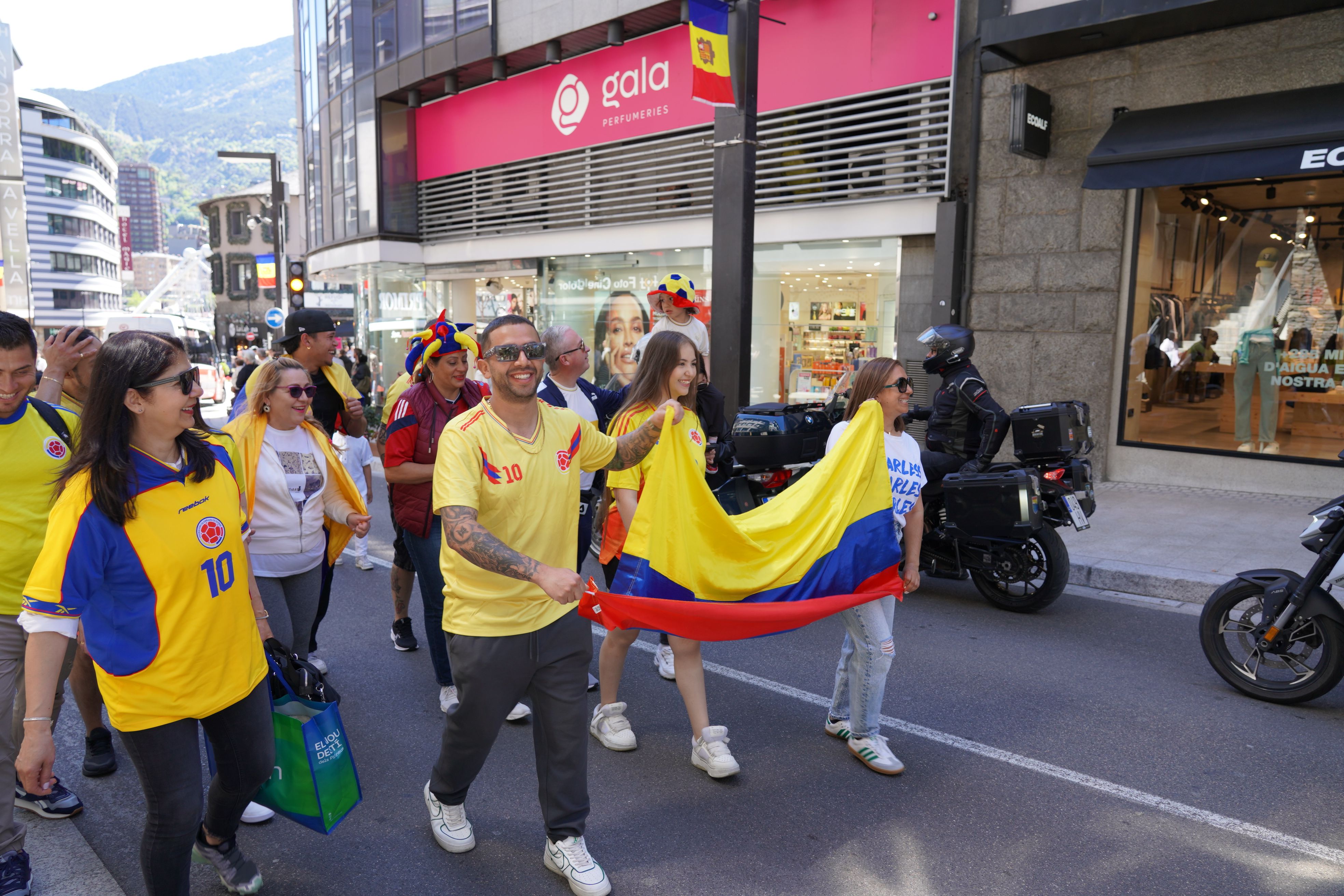 Els colombians també s'han posat les samarretes de la 'Sele'. Els colombians també s'han posat les samarretes de la 'Sele'.