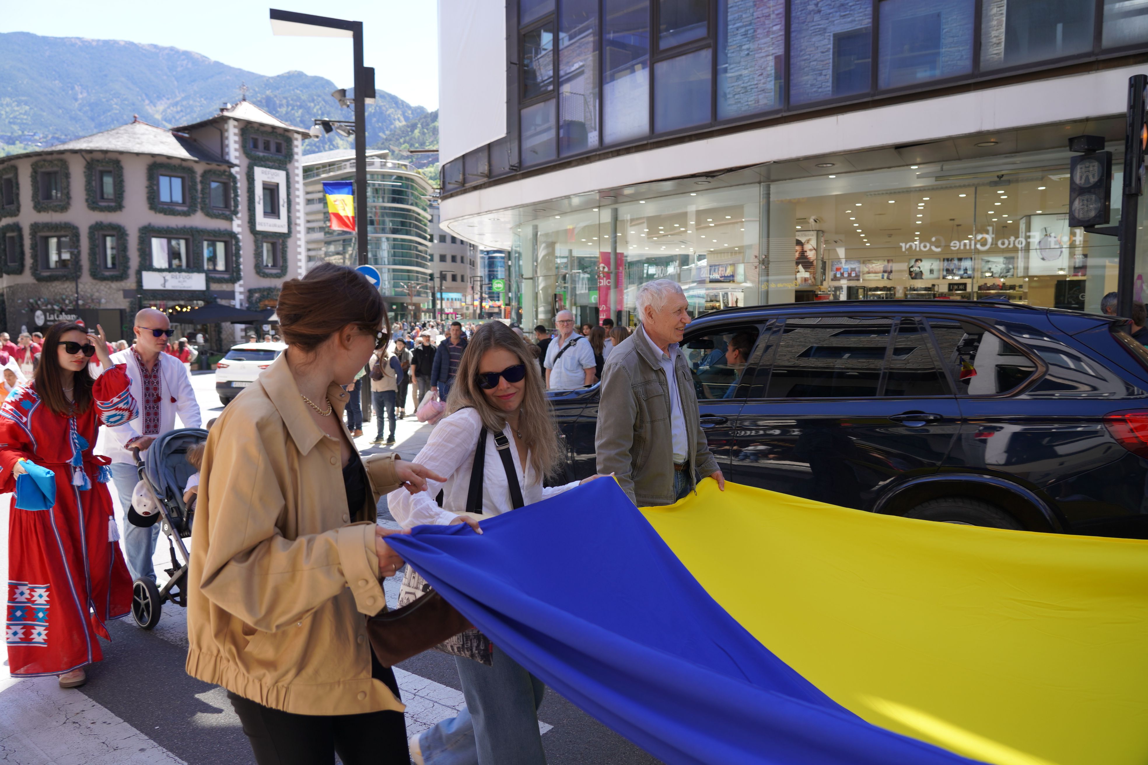 Dues noies ucraïneses, amb la bandera. Dues noies ucraïneses, amb la bandera.