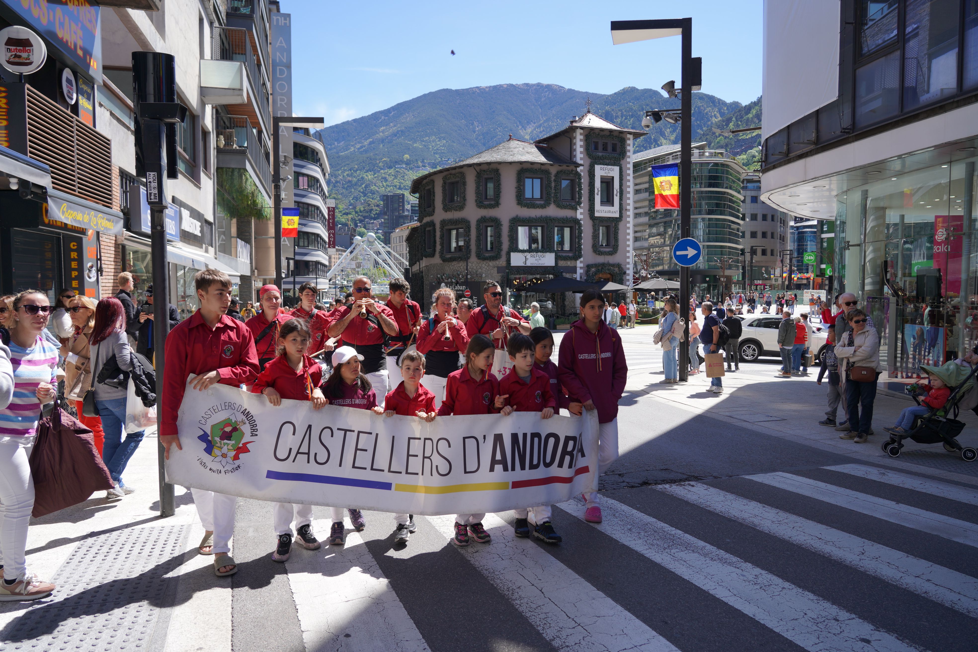 Els Castellers d'Andorra tancaven la desfilada. Els Castellers d'Andorra tancaven la desfilada.