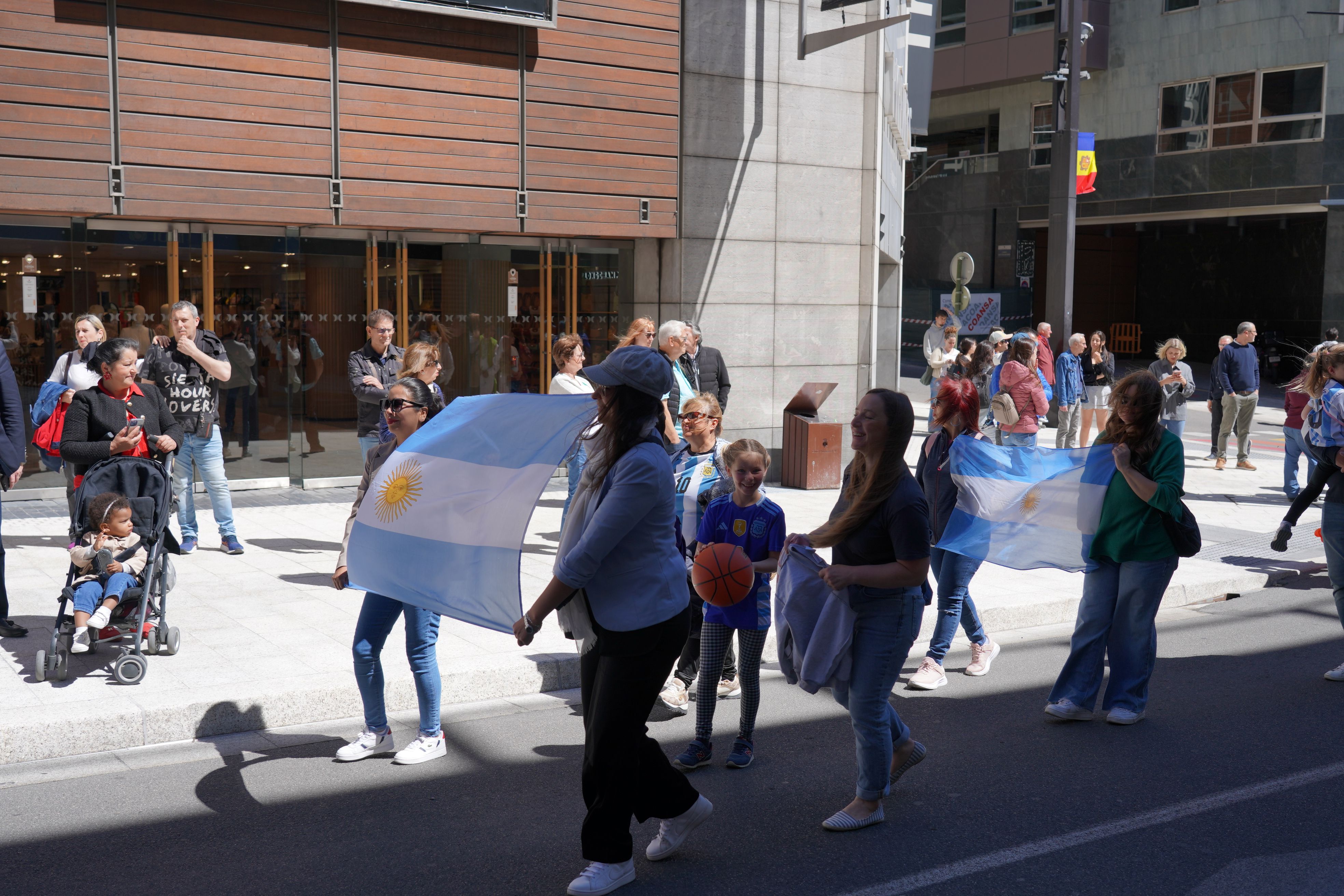 Argentina també ha estat present durant la rua. Argentina també ha estat present durant la rua.