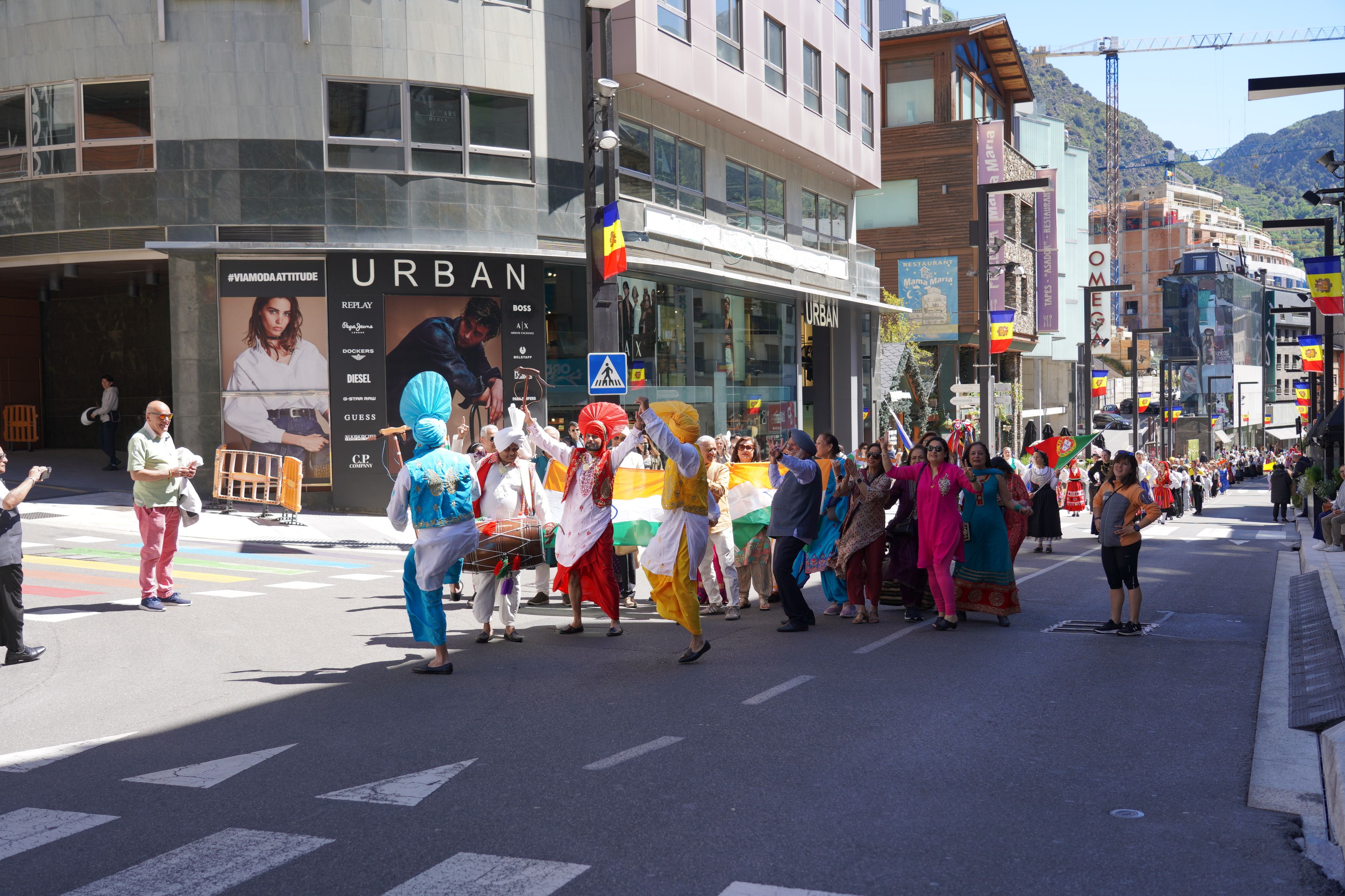 Els indis, exhibint els seus balls més tradicionals. Els indis, exhibint els seus balls més tradicionals.