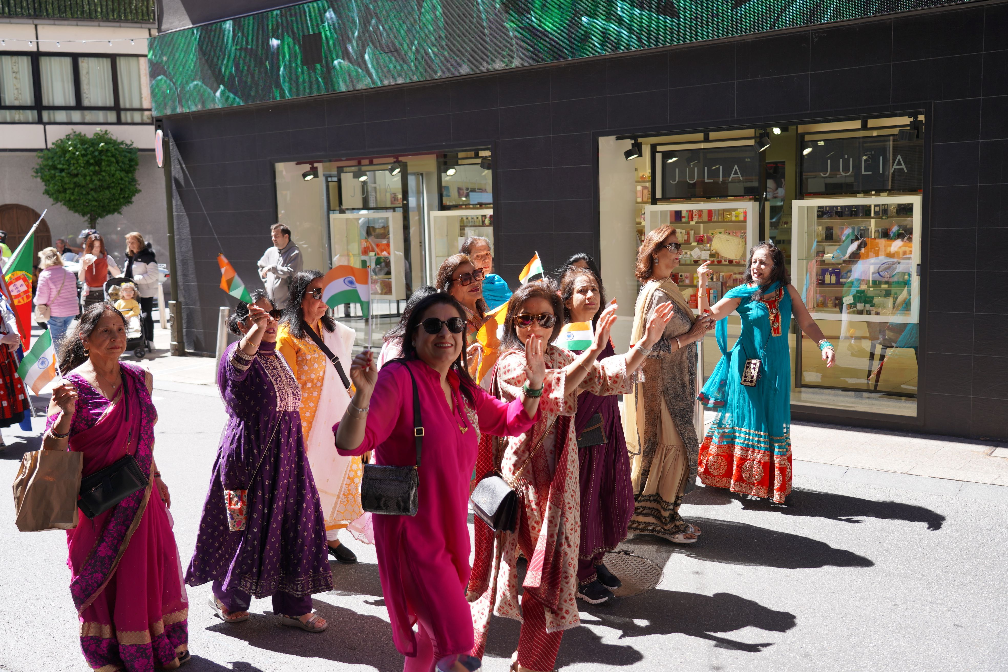 Dues dones índies, mirant a càmera. Dues dones índies, mirant a càmera.