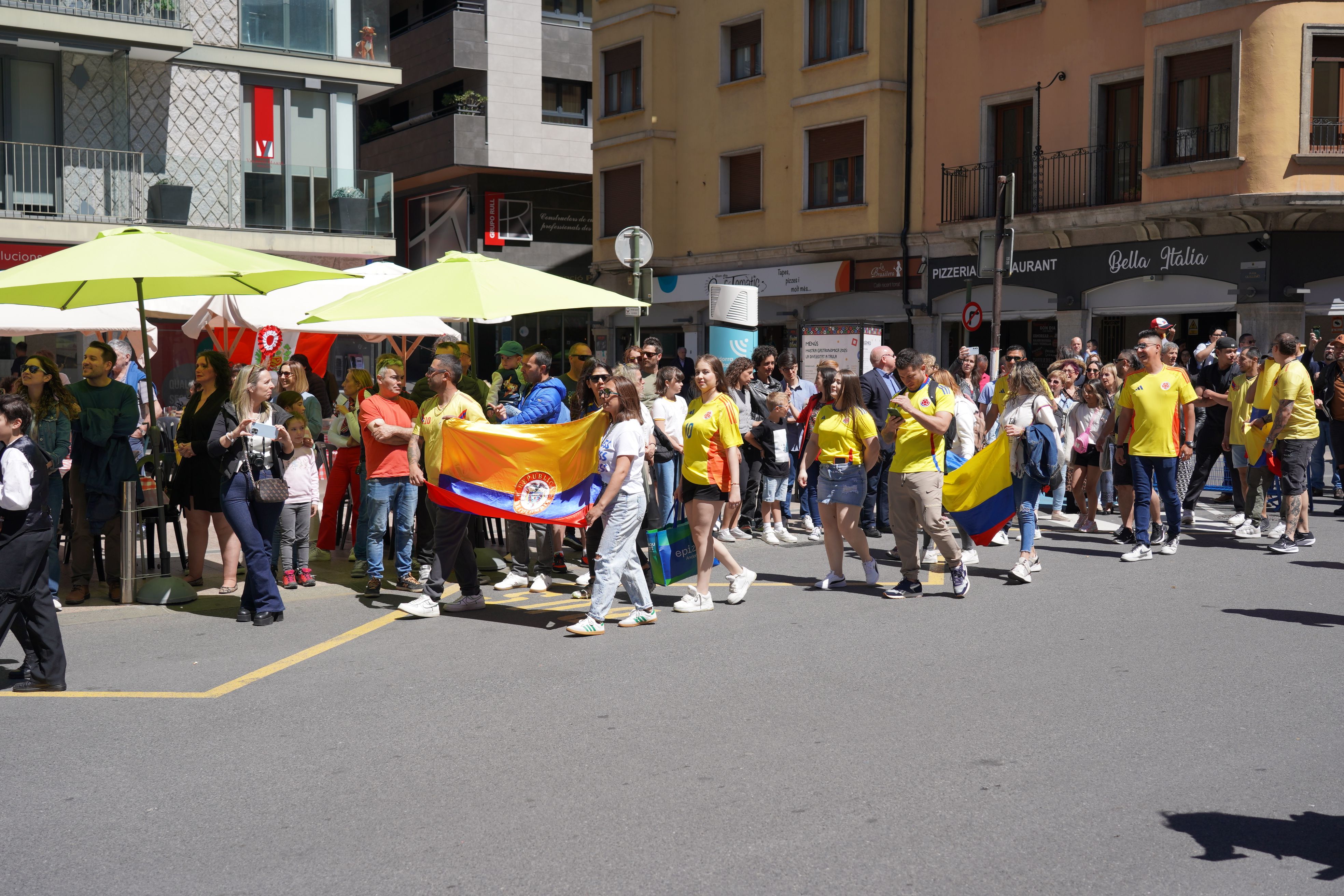 Colombianos en Andorra, en la seva arribada a la plaça Guillemó. Colombianos en Andorra, en la seva arribada a la plaça Guillemó.
