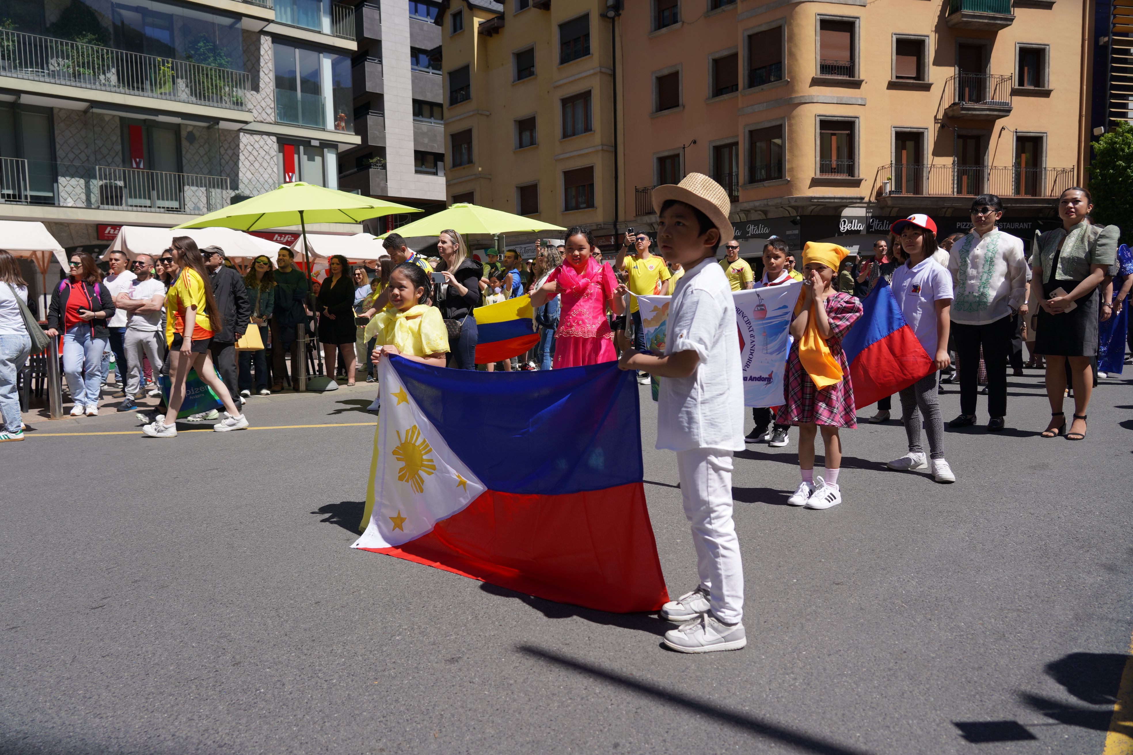 També hi ha hagut representació de la comunitat filipina. També hi ha hagut representació de la comunitat filipina.