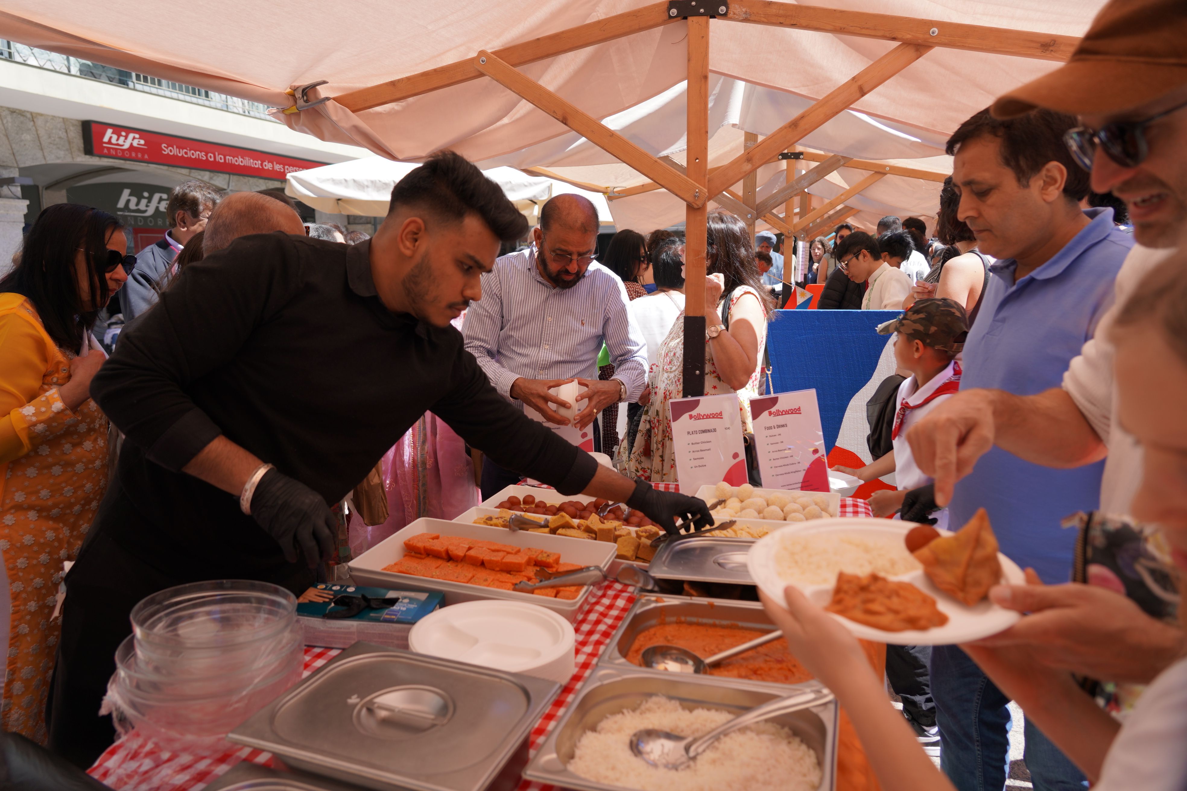 La gent ha fet cua per comprar samoses índies. La gent ha fet cua per comprar samoses índies.