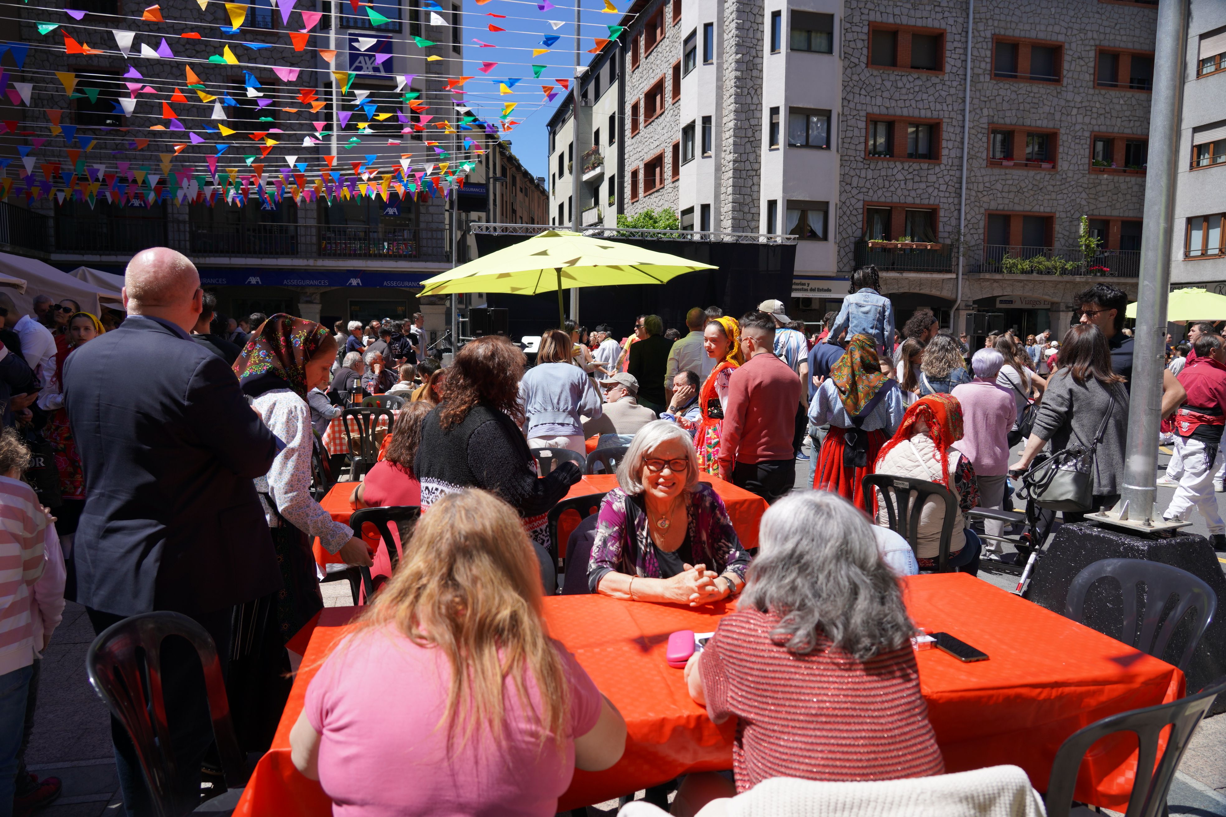 Els ciutadans han disposat de taules per menjar. Els ciutadans han disposat de taules per menjar.