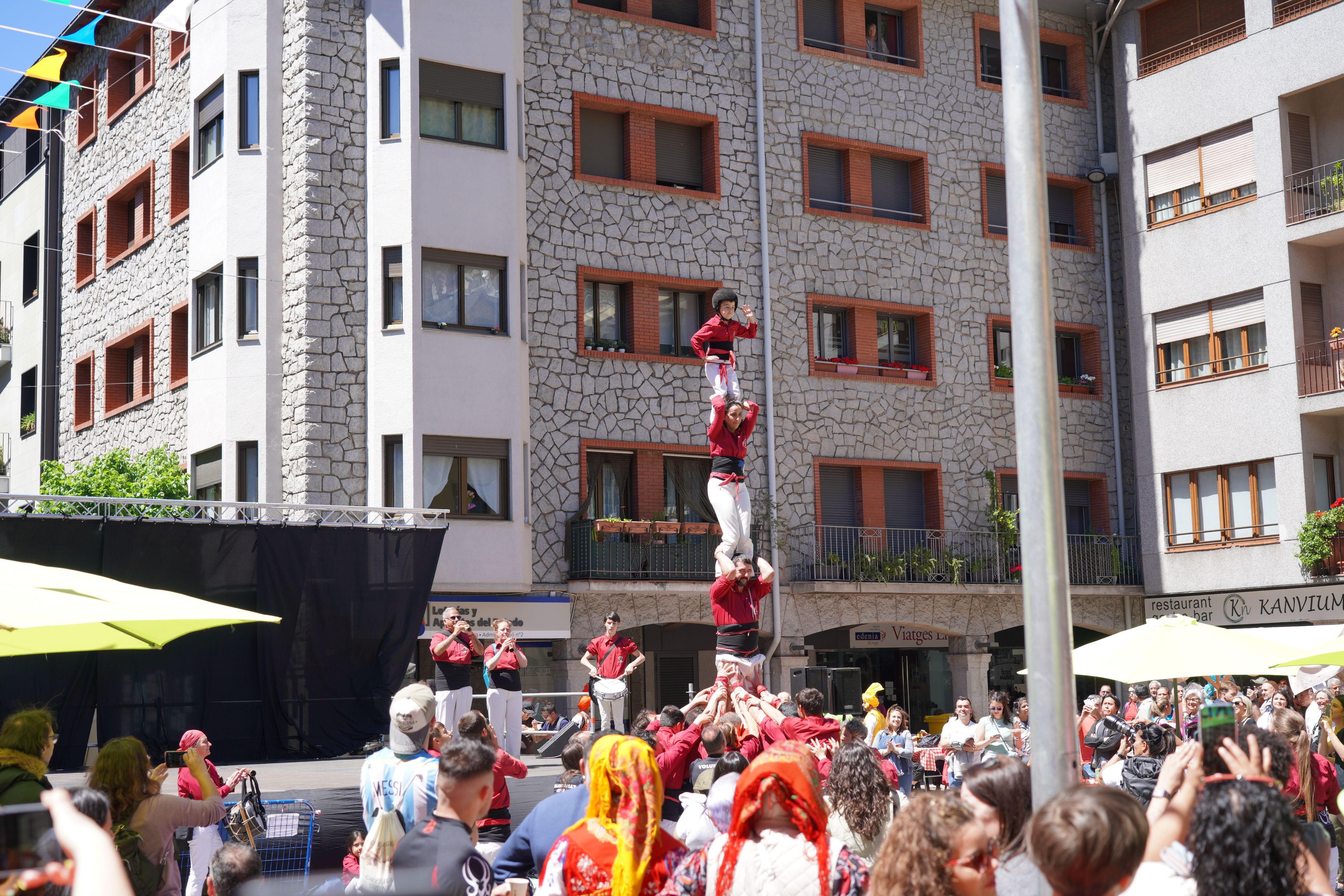 L'enxaneta, encapçalant el castell. L'enxaneta, encapçalant el castell.