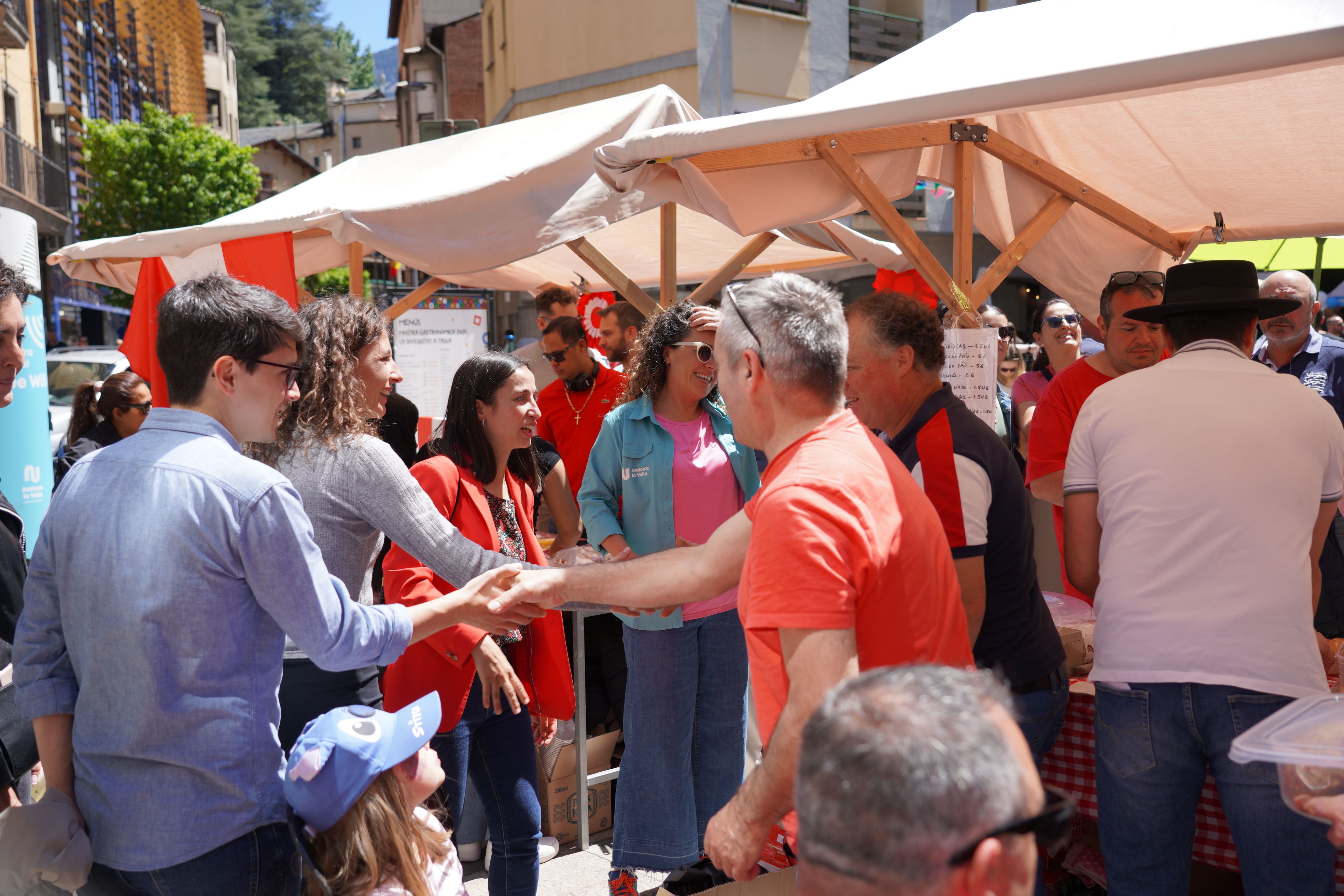 La cònsol menor, Olalla Losada, saludant a les associacions. La cònsol menor, Olalla Losada, saludant a les associacions.