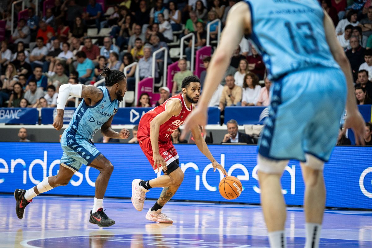 Cameron Hunt ha estat xiulat pel pavelló Toni Martí. Cameron Hunt ha estat xiulat pel pavelló Toni Martí.