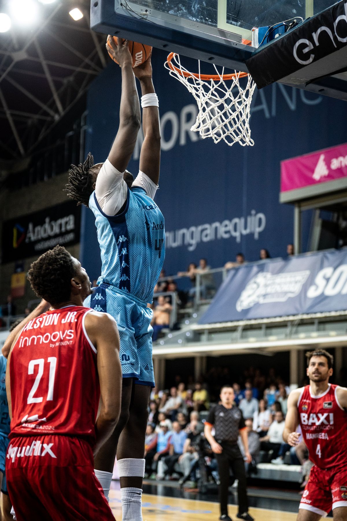 Sekou Doumbouya ha tornat a lluir-se sota cistella. Sekou Doumbouya ha tornat a lluir-se sota cistella.