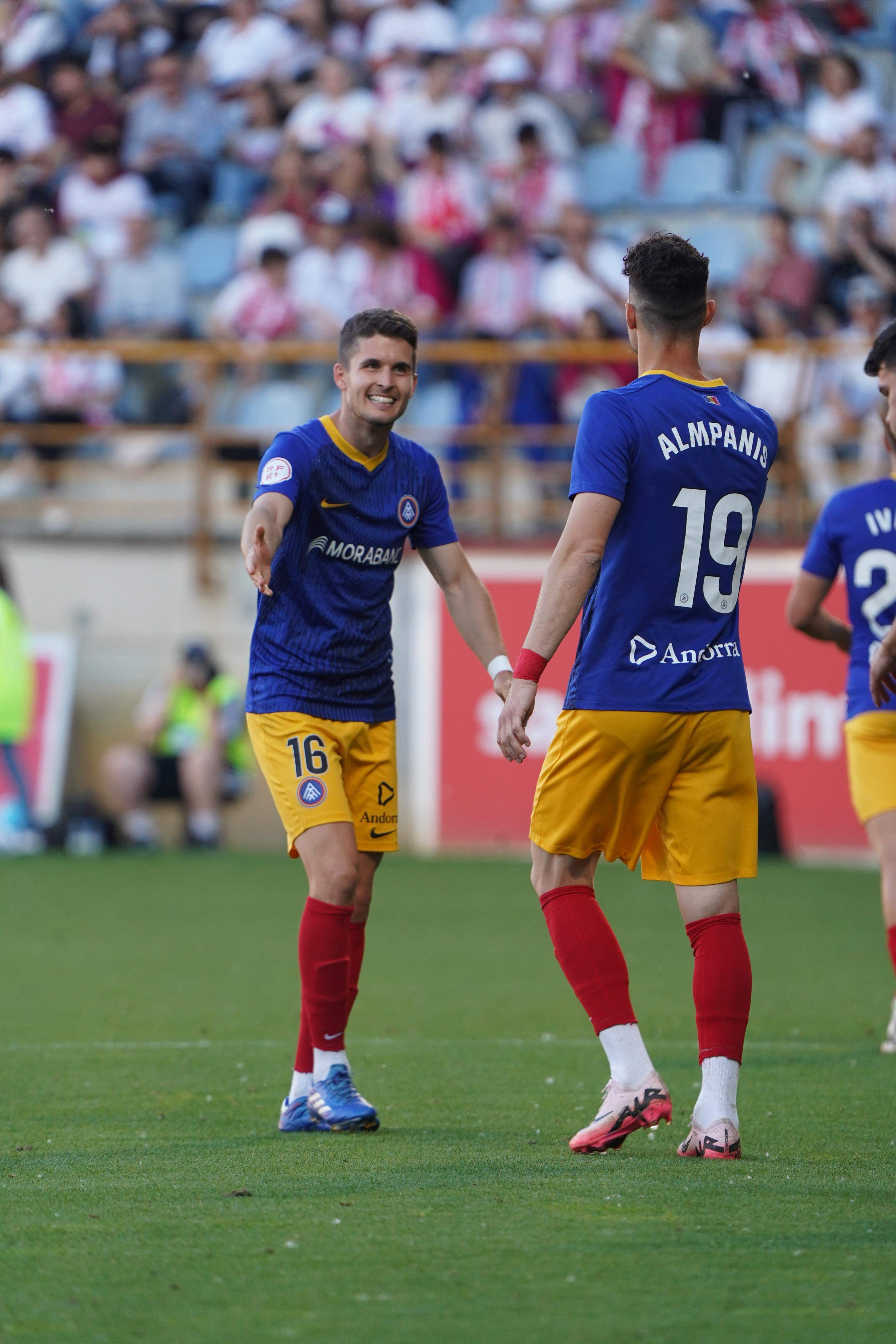 Álvaro Peña, celebrant el gol amb Almpanis.