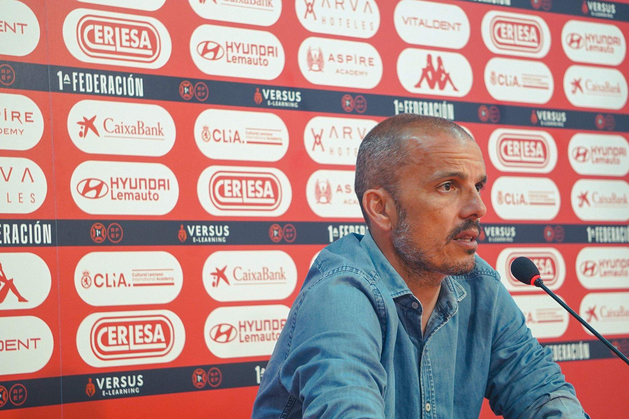 El tècnic de l'FC Andorra, 'Beto' Company, en roda de premsa posterior al duel contra la 'Cultu'.