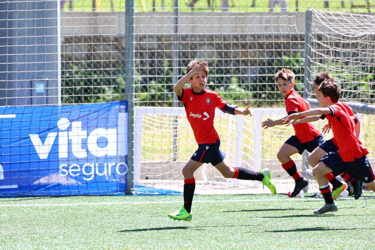 Un jugador del benjamí de l'Osasuna, celebrant un dels gols que els ha donat el títol.