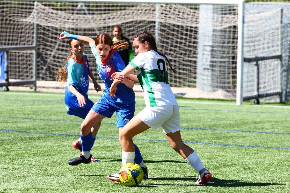 Un instant del duel entre la selecció femenina i l'Elx.
