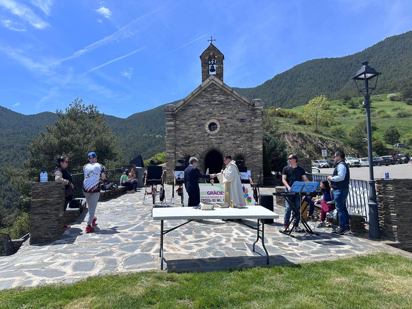 Missa a l'exterior del santuari. Missa a l'exterior del santuari.