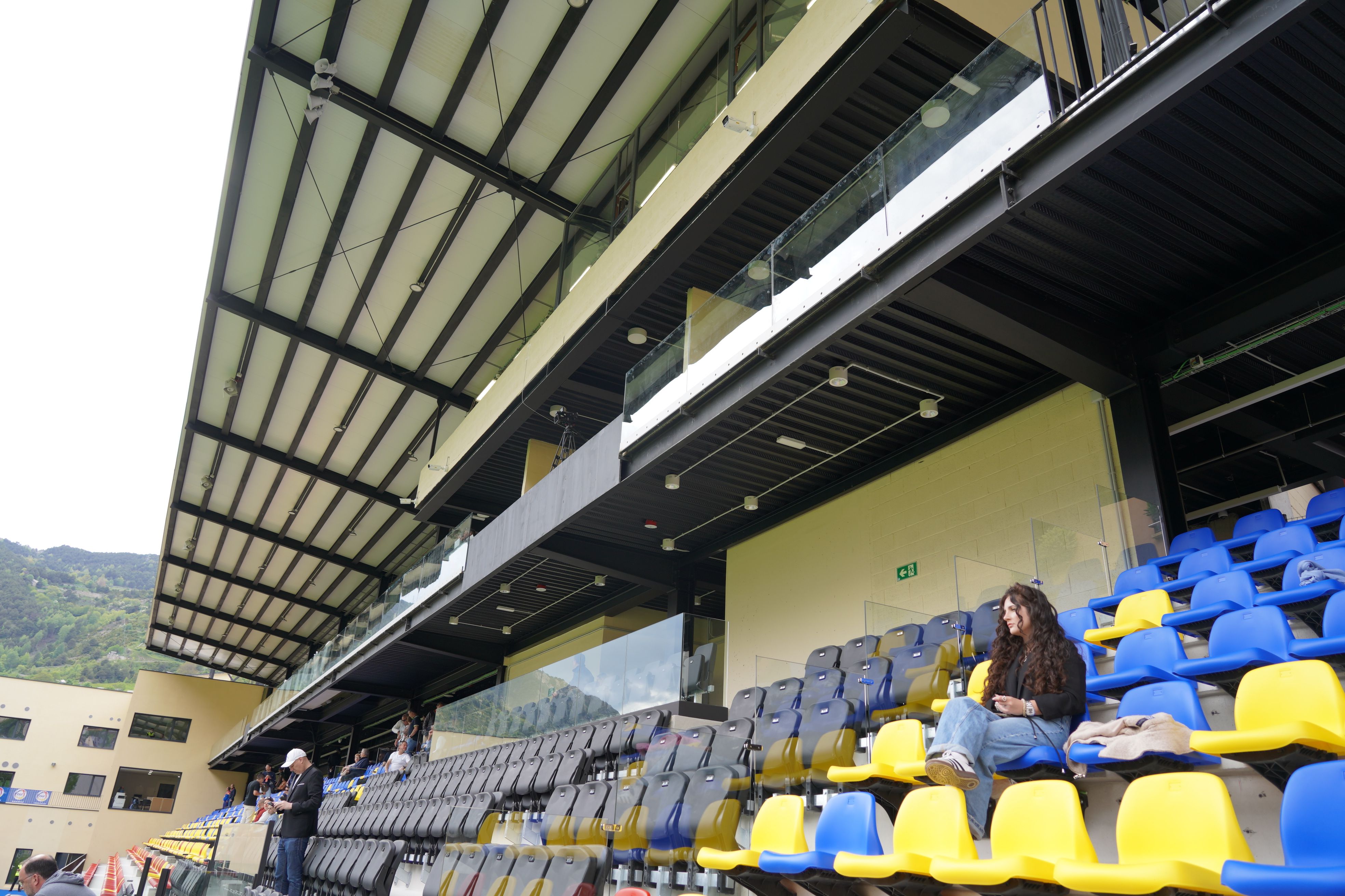 La part superior de l'estadi ha estat precintada momentàniament per seguretat.