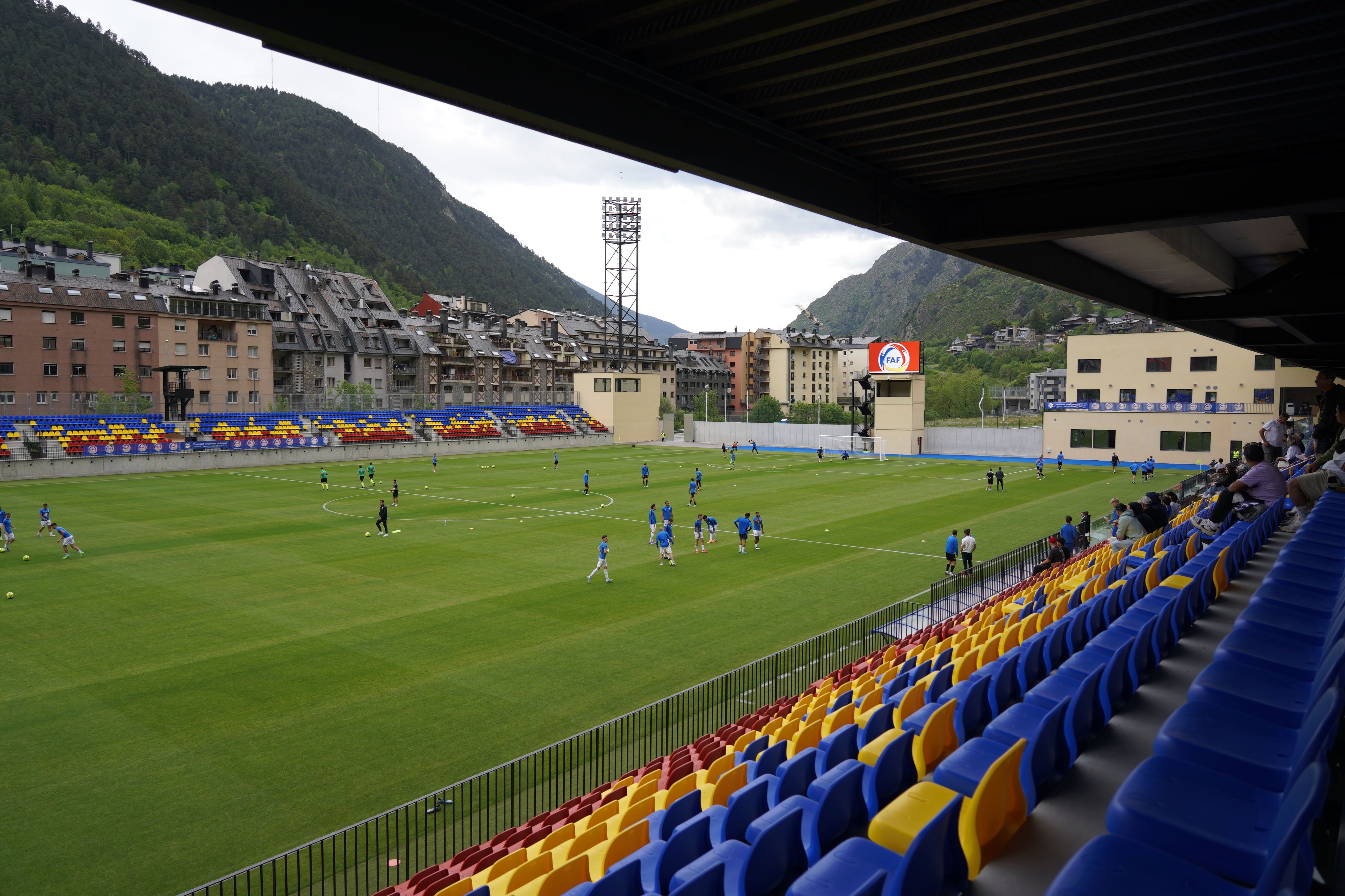 La grada de tribuna, majoritàriament coberta. 