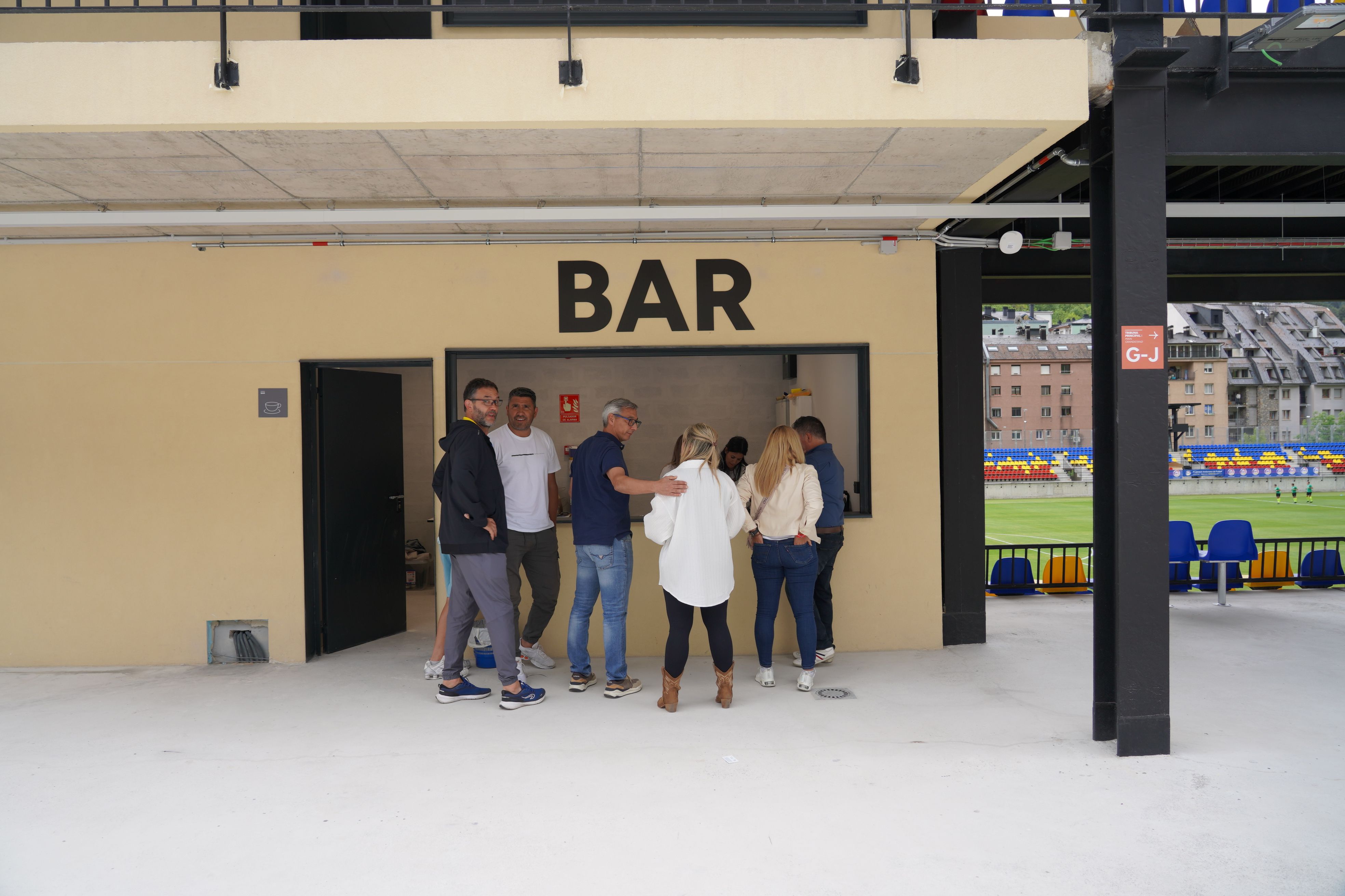El bar del nou estadi ja ha estat operatiu. 