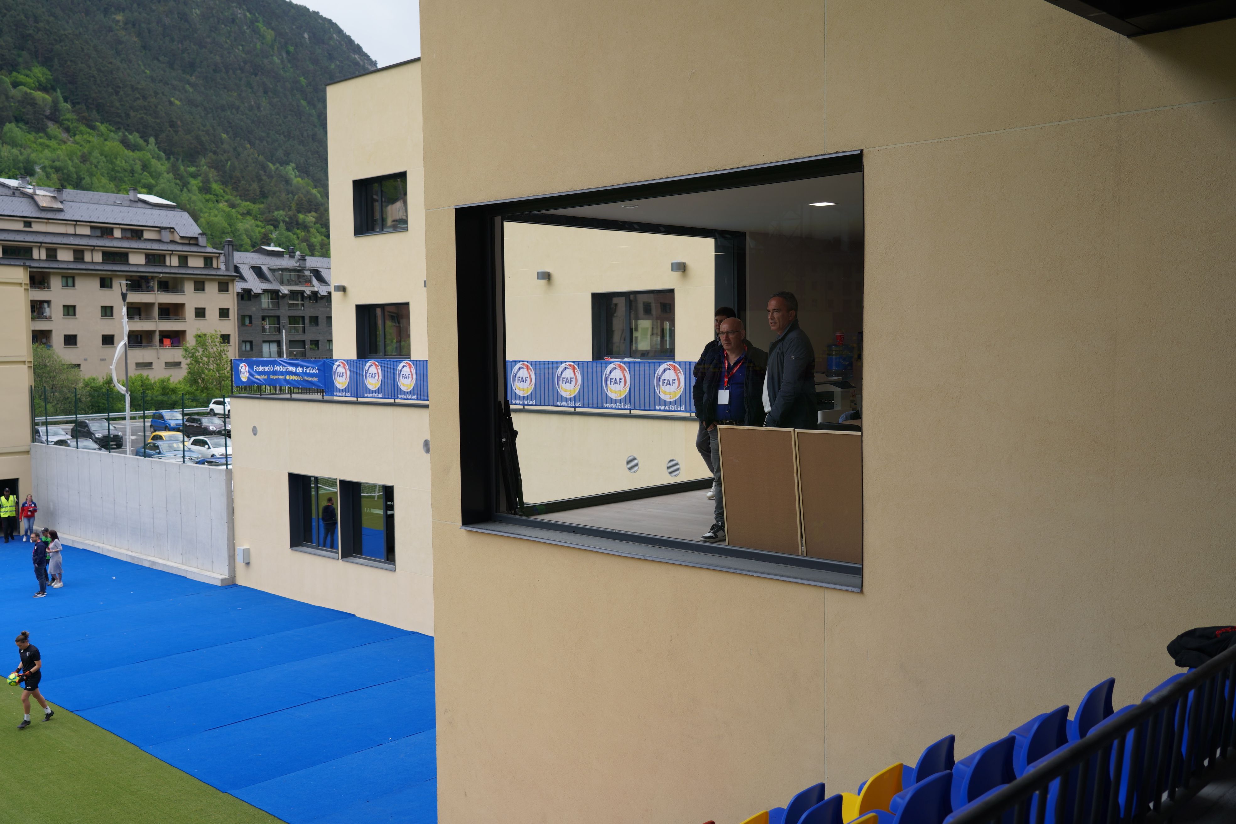 Alain Cabanes, secretari d'Estat d'Esports, i Alfonso Martín, vicepresident de la FAF, a la part de la seu social.