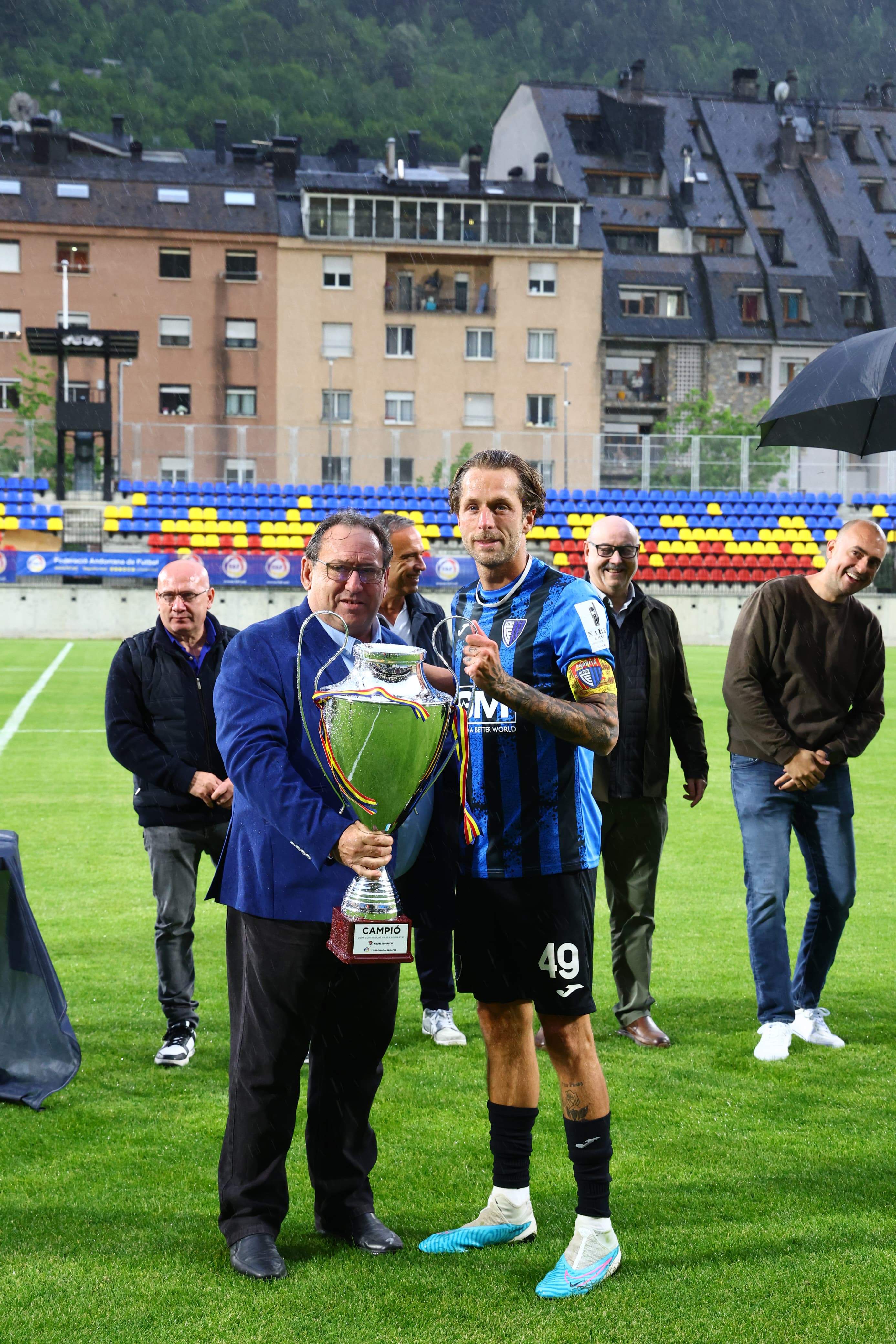 Adrià Gallego ha estat l'encarregat de rebre el trofeu de campió. Adrià Gallego ha estat l'encarregat de rebre el trofeu de campió.