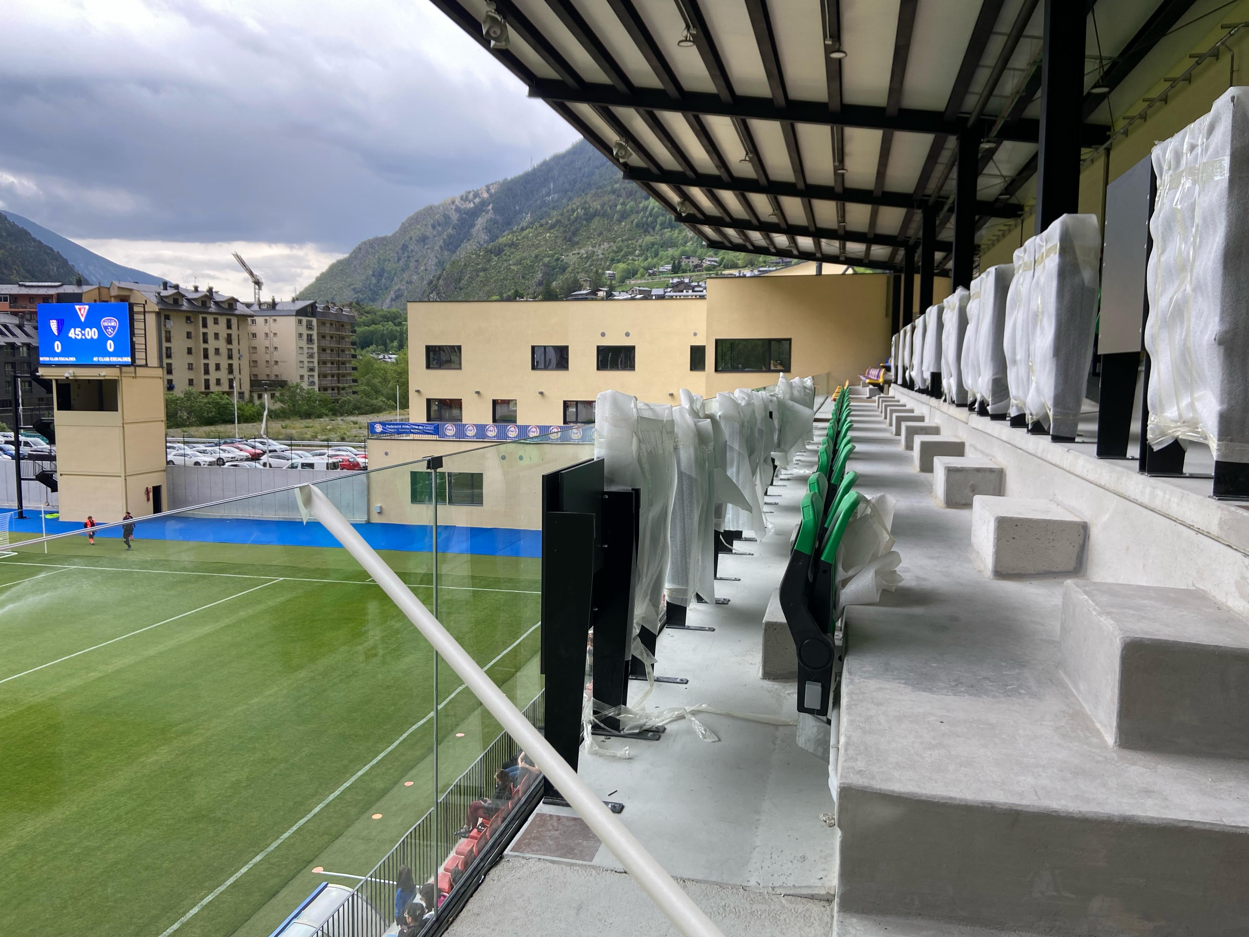 La zona de premsa no s'ha estrenat degut a la proximitat amb les baranes, que han de passar per l'aprovació final.