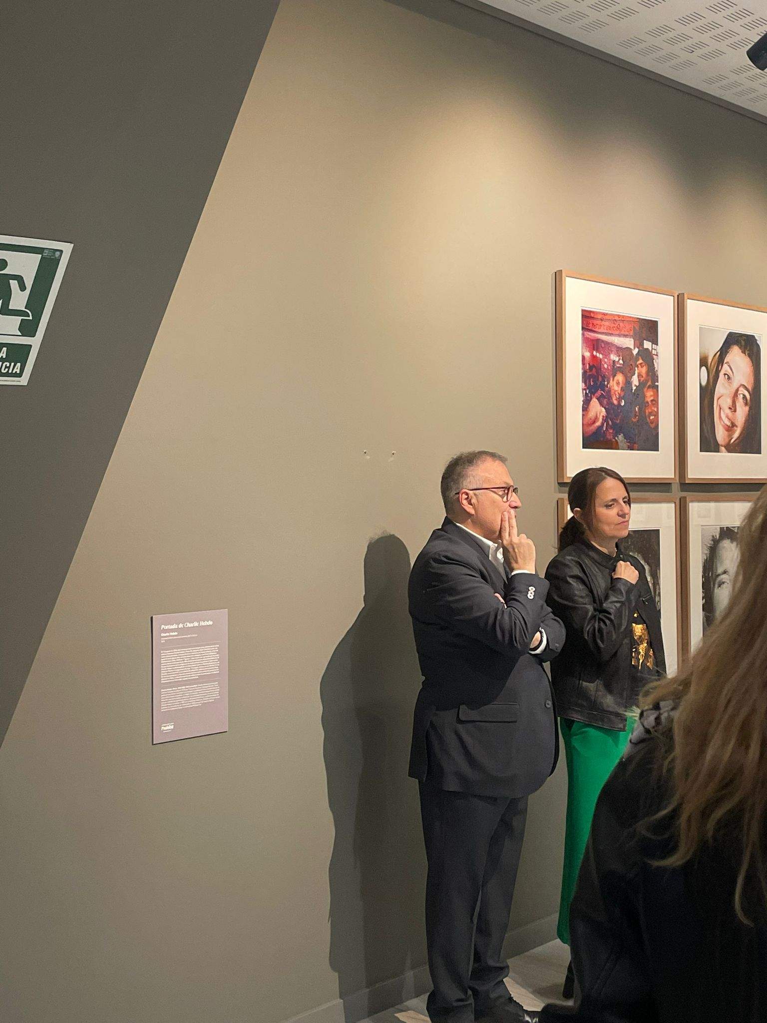 Rosa Gili al costat de Valentí Closa amb cara de pomes agres en el moment d'inaugurar la mostra amb el cartell ja despenjat.