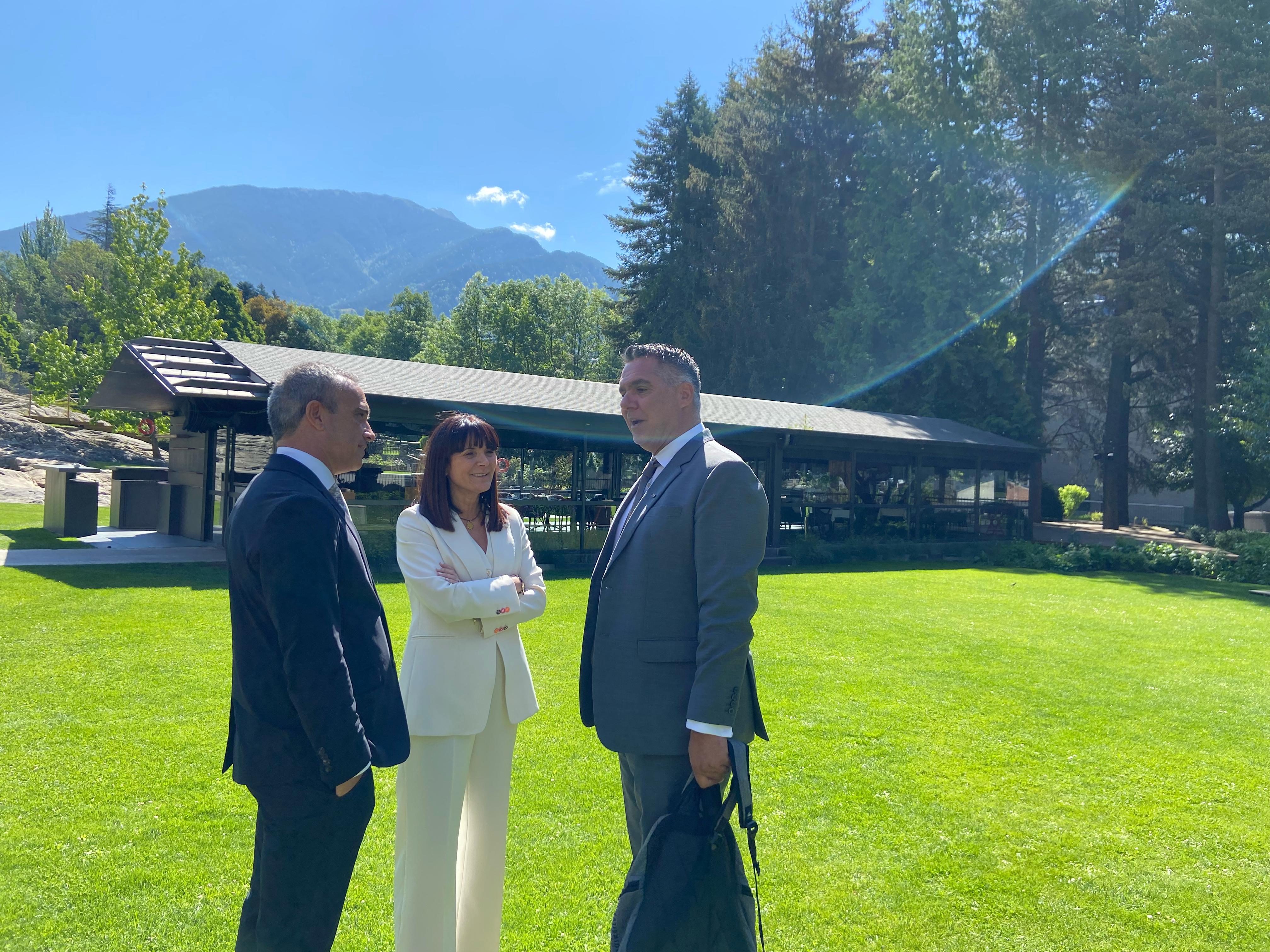 Bonell i Cabanes, conversant amb el representant xipriota al jardí del Park Hotel.