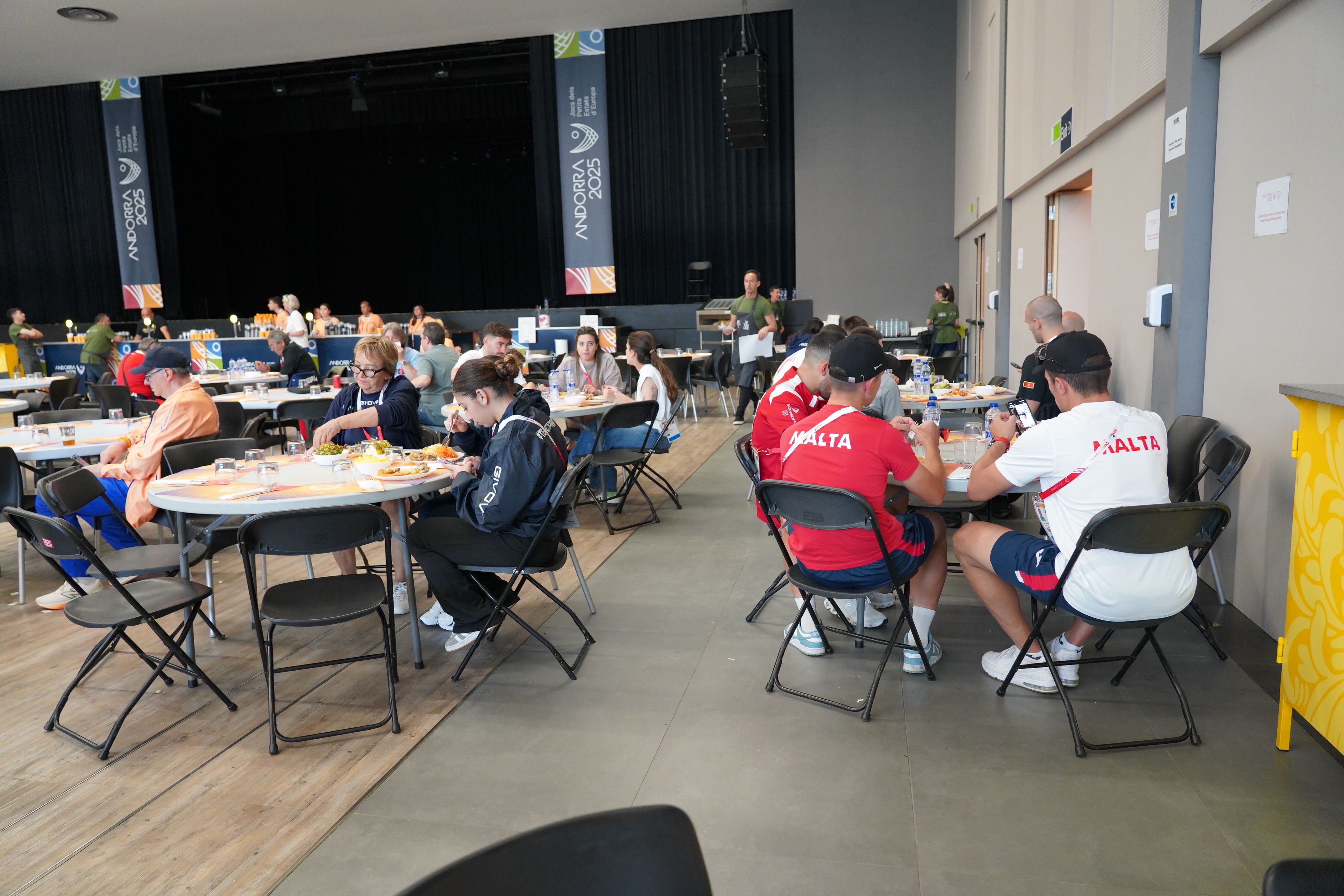 Diferents combinats nacionals, dinant al menjador de Prat del Roure. 