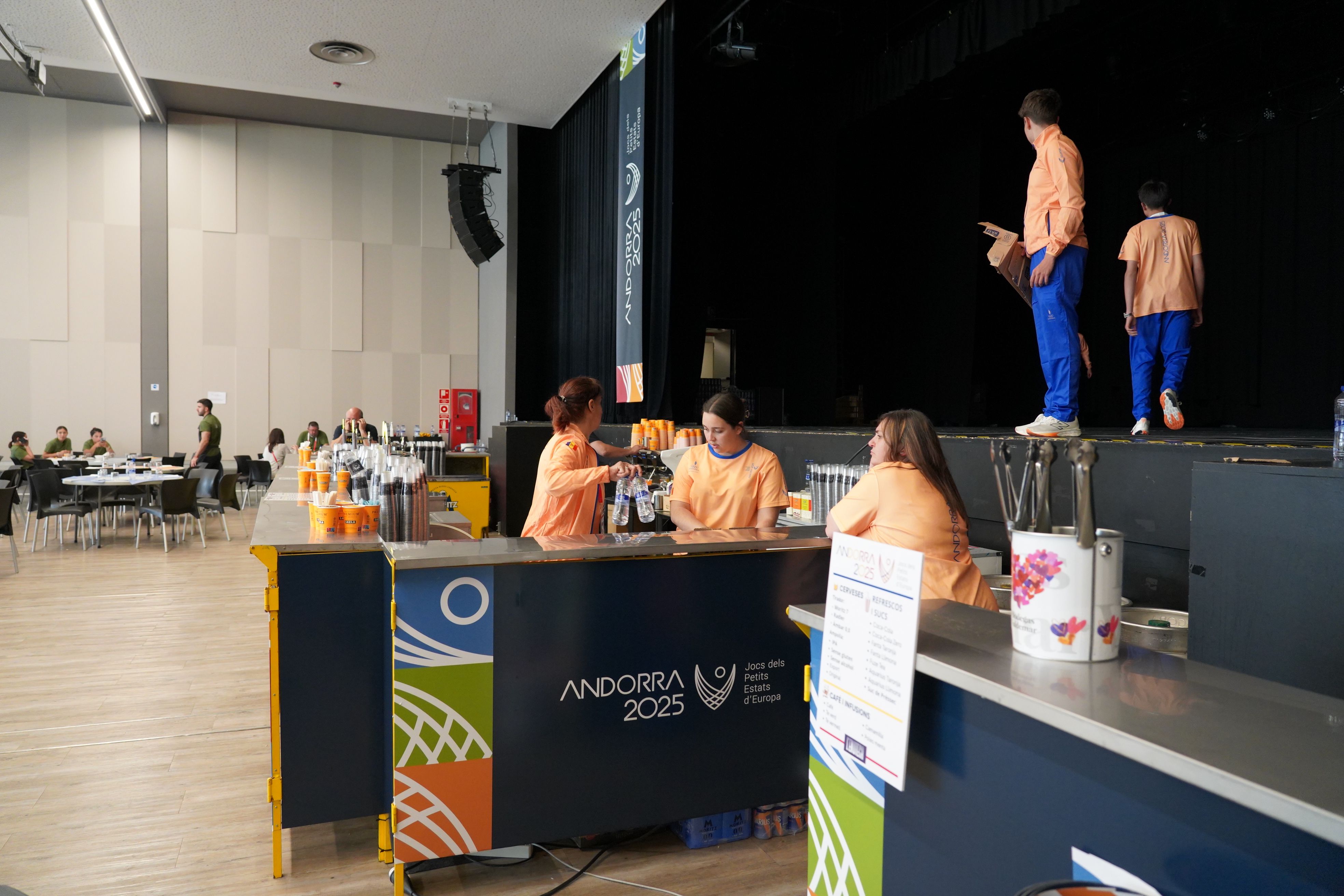 Voluntaris del Prat del Roure, organitzant les begudes del menjador.