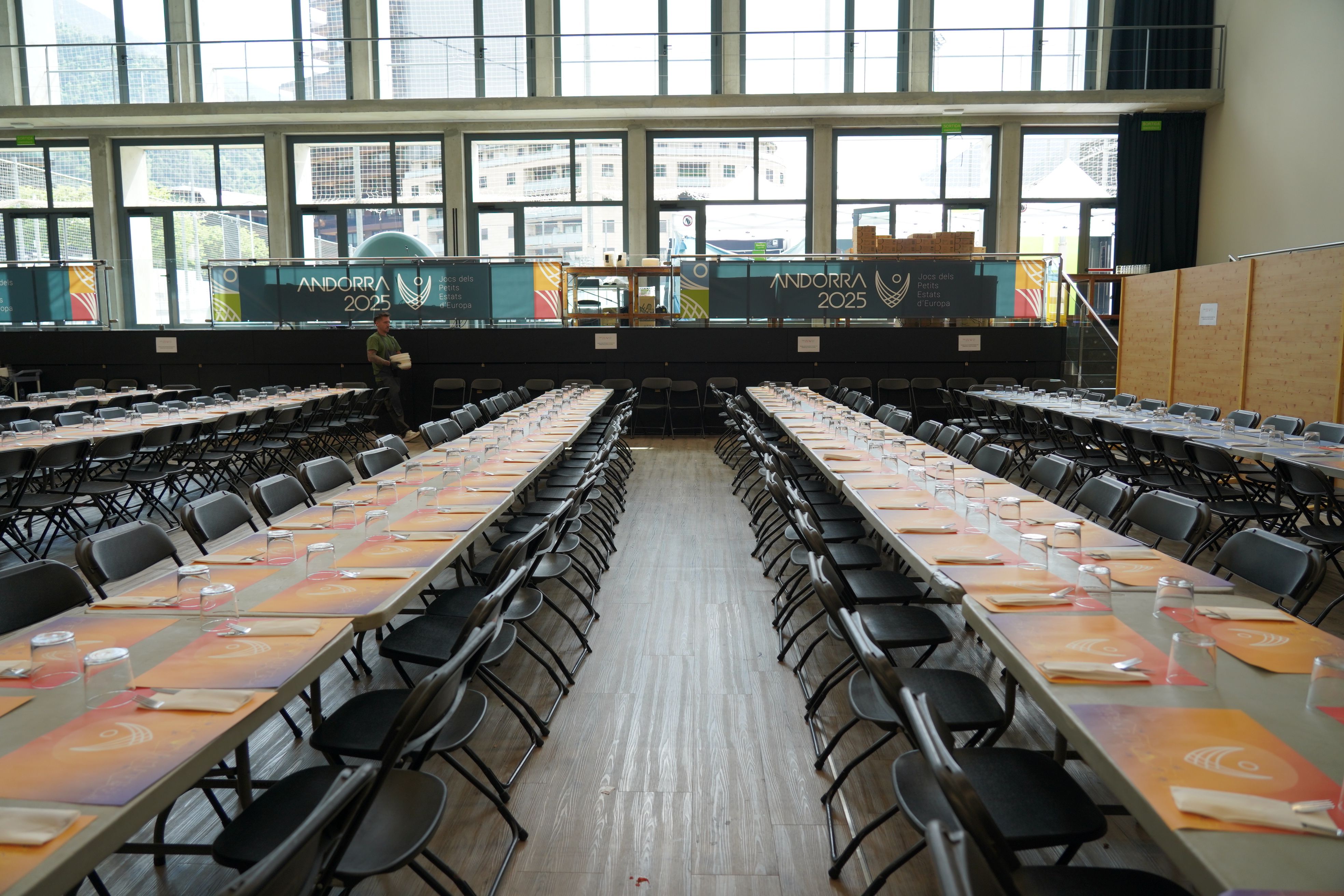 Tot preparat per servir els àpats del sopar abans de la inauguració.